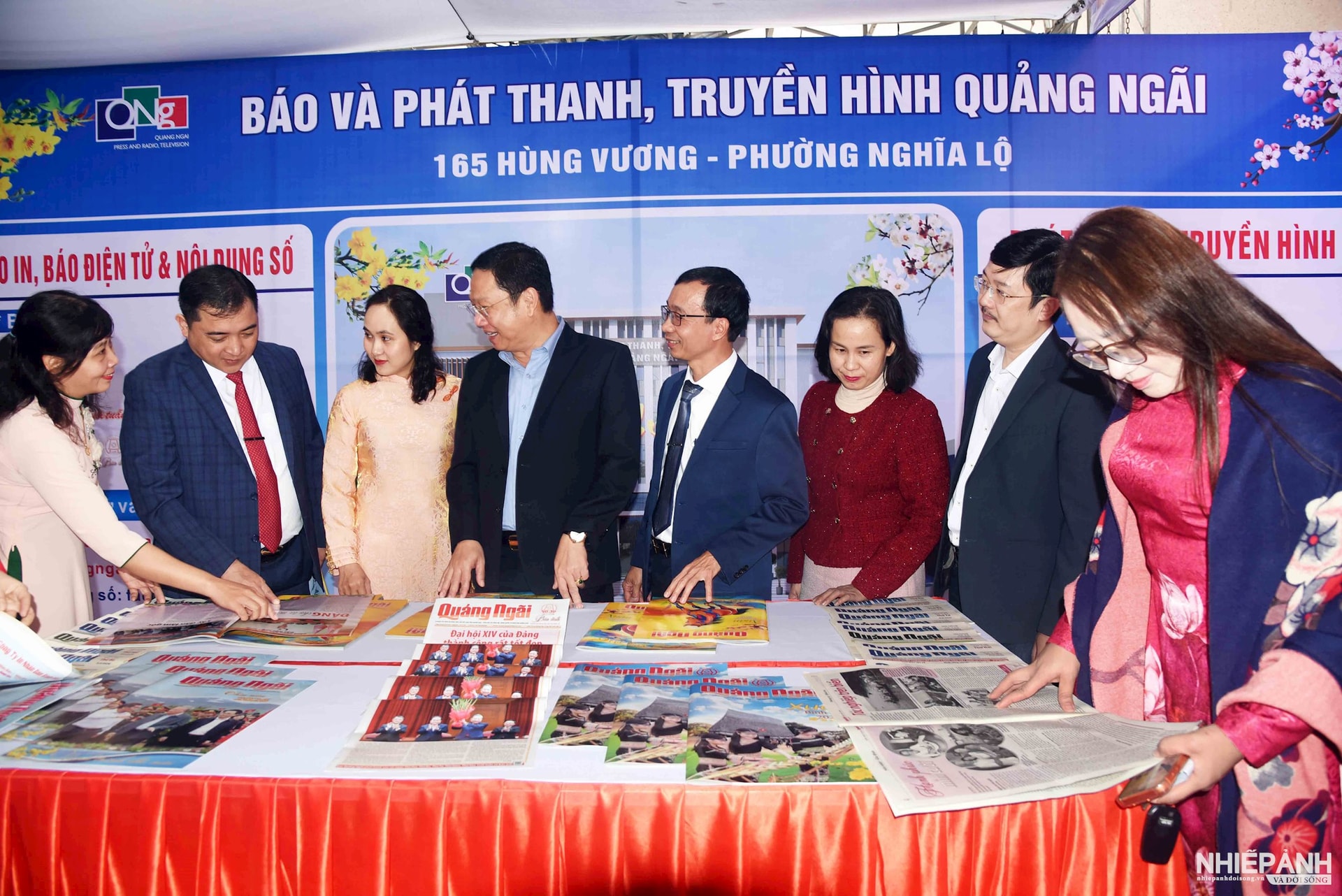 W_9.-dong-chi-nguyen-cong-hoang-pho-chu-tich-ubnd-tinh-cung-cac-dong-chi-lanh-dao-tinh-tham-quan-qqay-bao-va-ptth-tinh.jpg