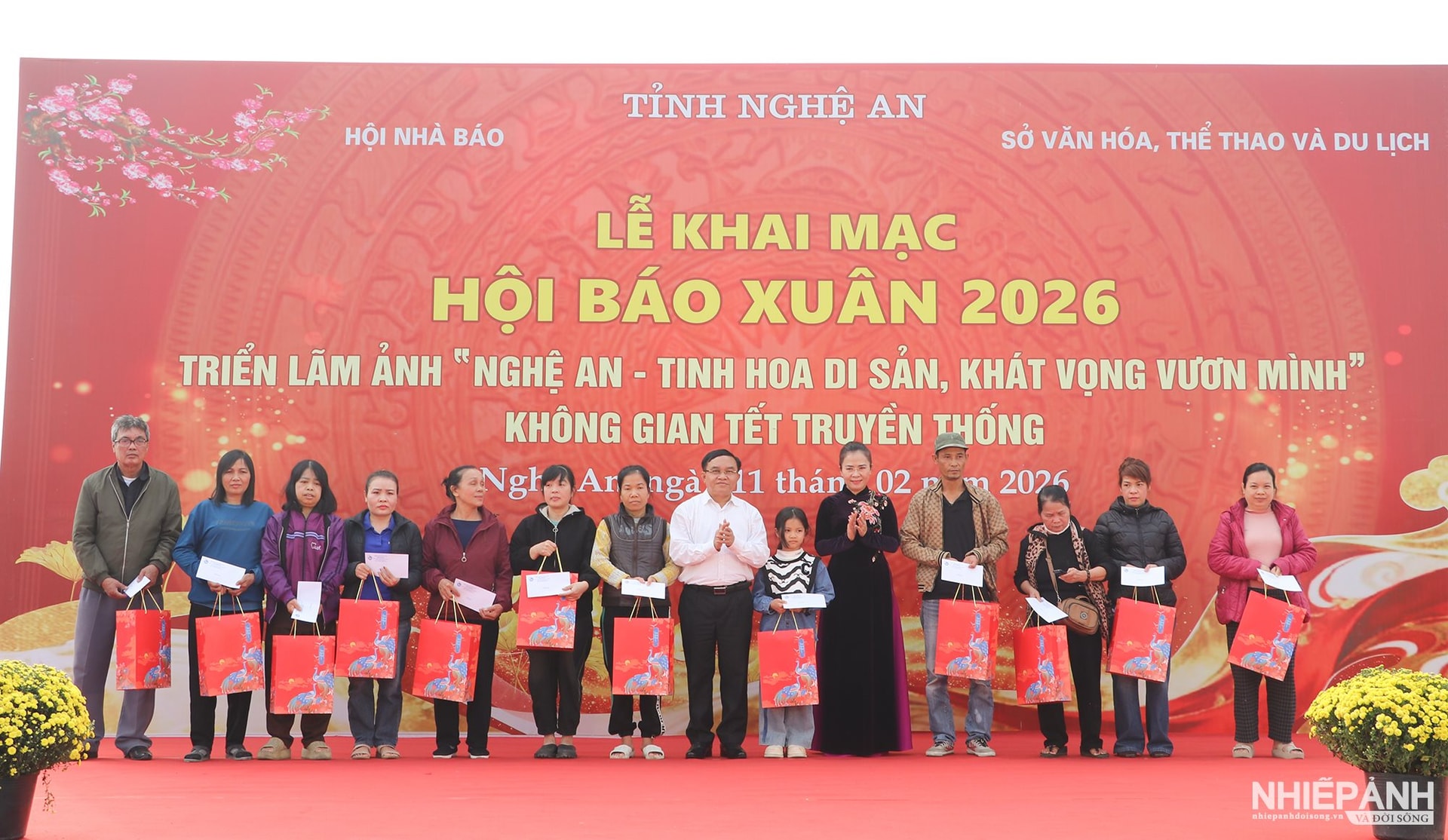 W_pho-bi-thu-tinh-uy-vo-thi-minh-sinh-va-truong-ban-tuyen-giao-va-dan-van-tinh-uy-ngoc-kim-nam-trao-tang-qua-cho-cac-ho-ngheo-ho-co-hoan-canh-kho-khan-phuong-vinh-loc..jpg