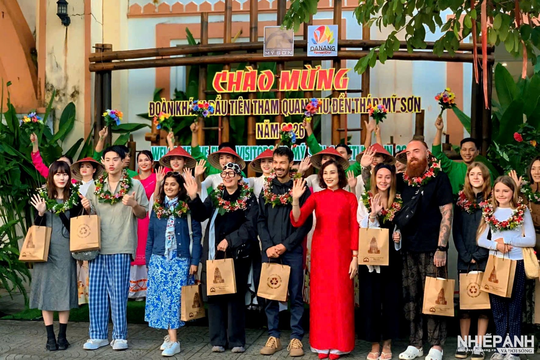 W_6.-du-khach-nuoc-ngoai-xong-dat-di-san-van-hoa-the-gioi-my-son-dau-nam-2026.jpg