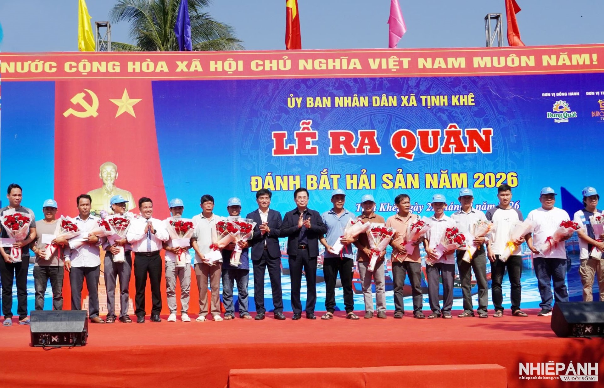 W_4.-uy-vien-trung-uong-dang-pho-bi-thu-tinh-uy-chu-tich-ubnd-tinh-nguyen-hoang-giang-tang-qua-dong-vien-cac-ngu-dan..jpg
