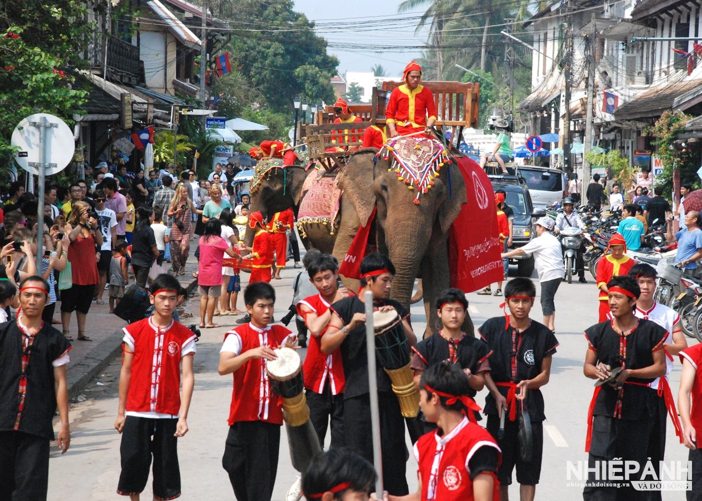 W_20-le-dieu-hanh-voi-tren-duong-pho-o-luang-prabang-anh-tran-duy-ngoan.jpg