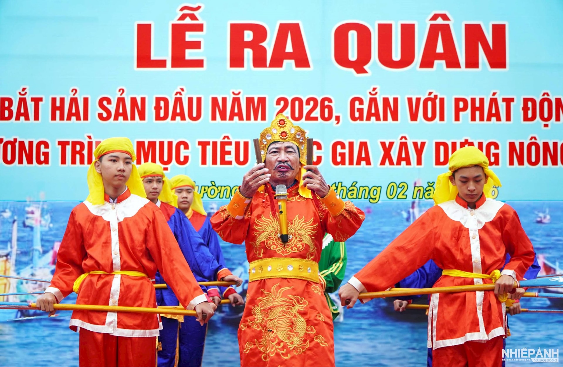 W_6.ngu-dan-cac-lang-chai-xa-van-tuong-hat-sac-bua-cau-ngu-tai-le-ra-quan-danh-bat-hai-san..jpg