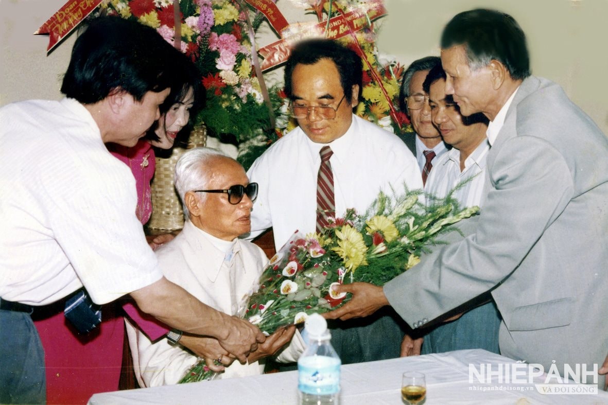 W_4-cac-cuu-hoc-sinh-truong-trung-hoc-binh-dan-trung-trung-bo-chuc-mung-sinh-nhat-bac-pham-van-dong-92-tuoi-ngay-01-3-1998.-anh-nguyen-dang-lam..jpg