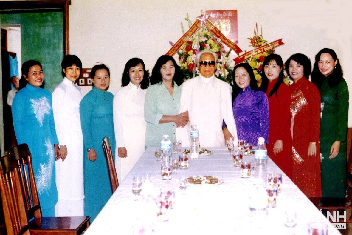 W_5-cac-chi-em-van-phong-tinh-uy-chuc-mung-bac-pham-van-dong-92-tuoi-ngay-01-3-1998.-anh-nguyen-dang-lam.jpg