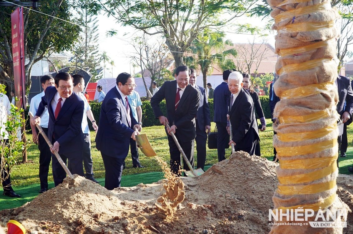 W_29.-thu-tuong-pham-minh-chinh-cung-cac-dai-bieu-trong-cay-luu-niem-tai-khu-luu-niem-thu-tuong-pham-van-dong-xa-mo-duc-tinh-quang-ngai.jpg