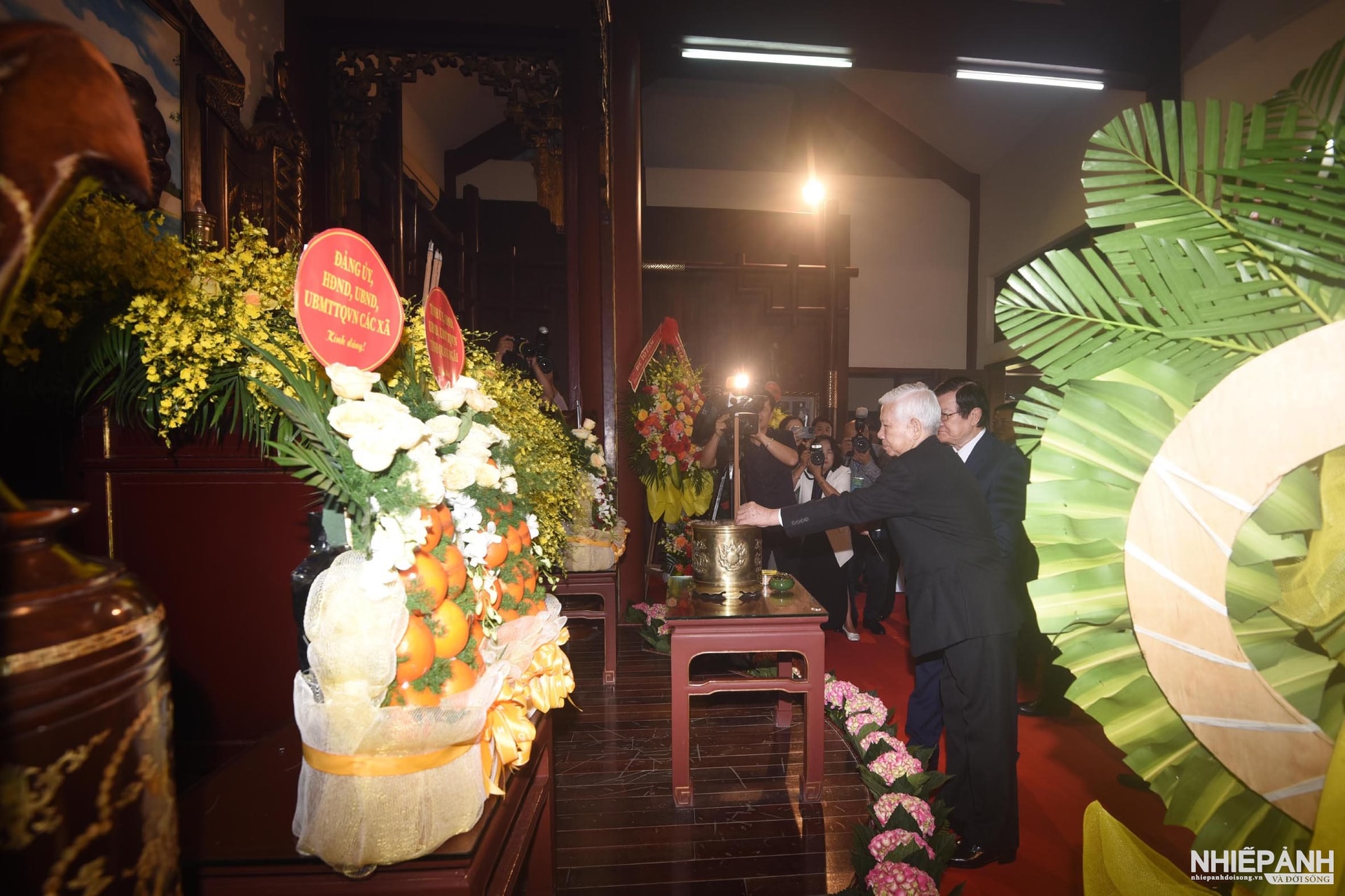 W_3a.-nguyen-chu-tich-nuoc-nguyen-minh-triet-va-truong-tan-sang-dang-huong-vieng-thu-tuong-pham-van-dong.jpg