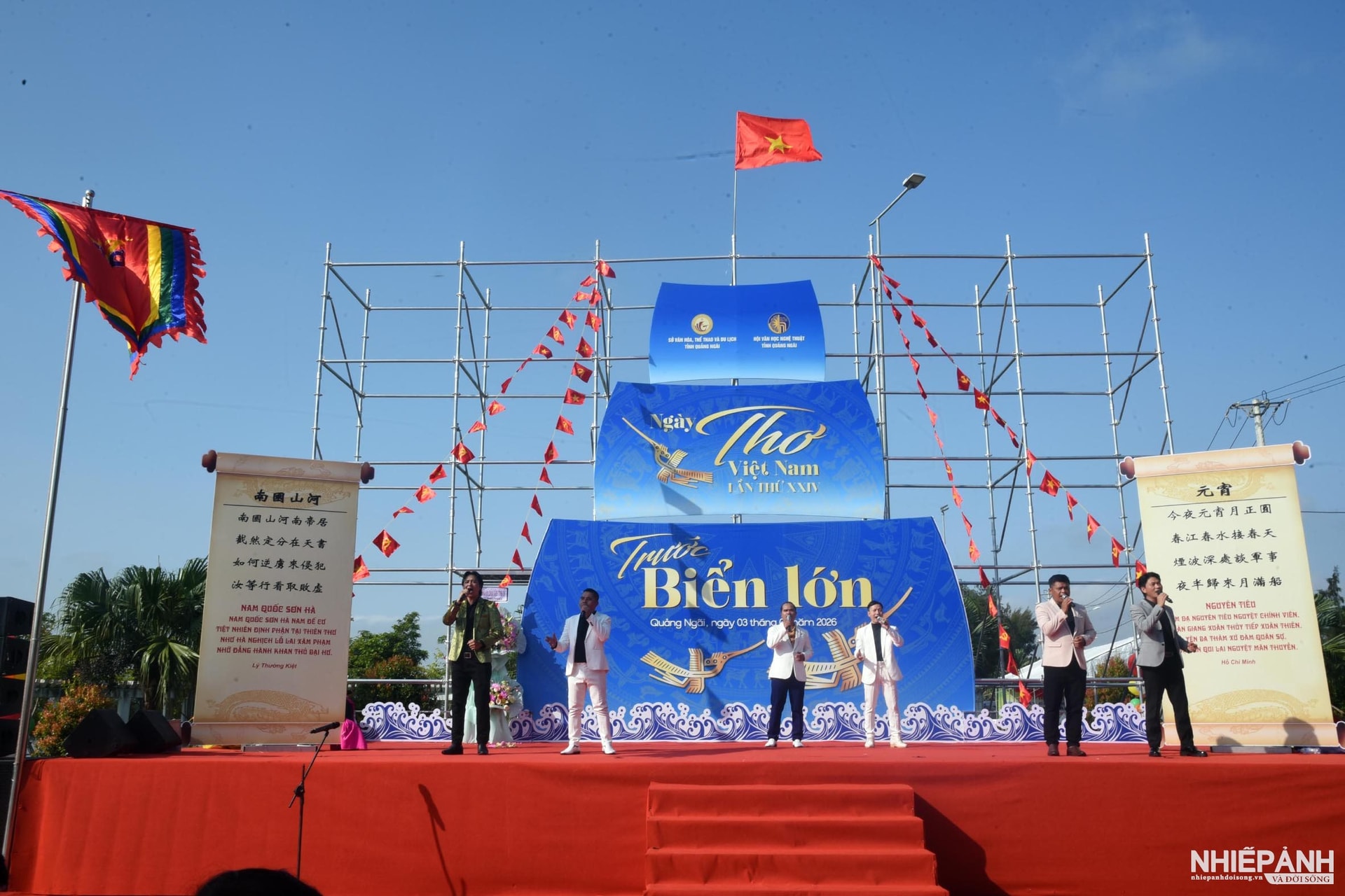 W_10a.-top-ca-nam-ttvhnt-tinh-bieu-dien-bai-to-quoc-nhin-tu-bien-tho-nguyen-viet-chien-nhac-quynh-hop.jpg