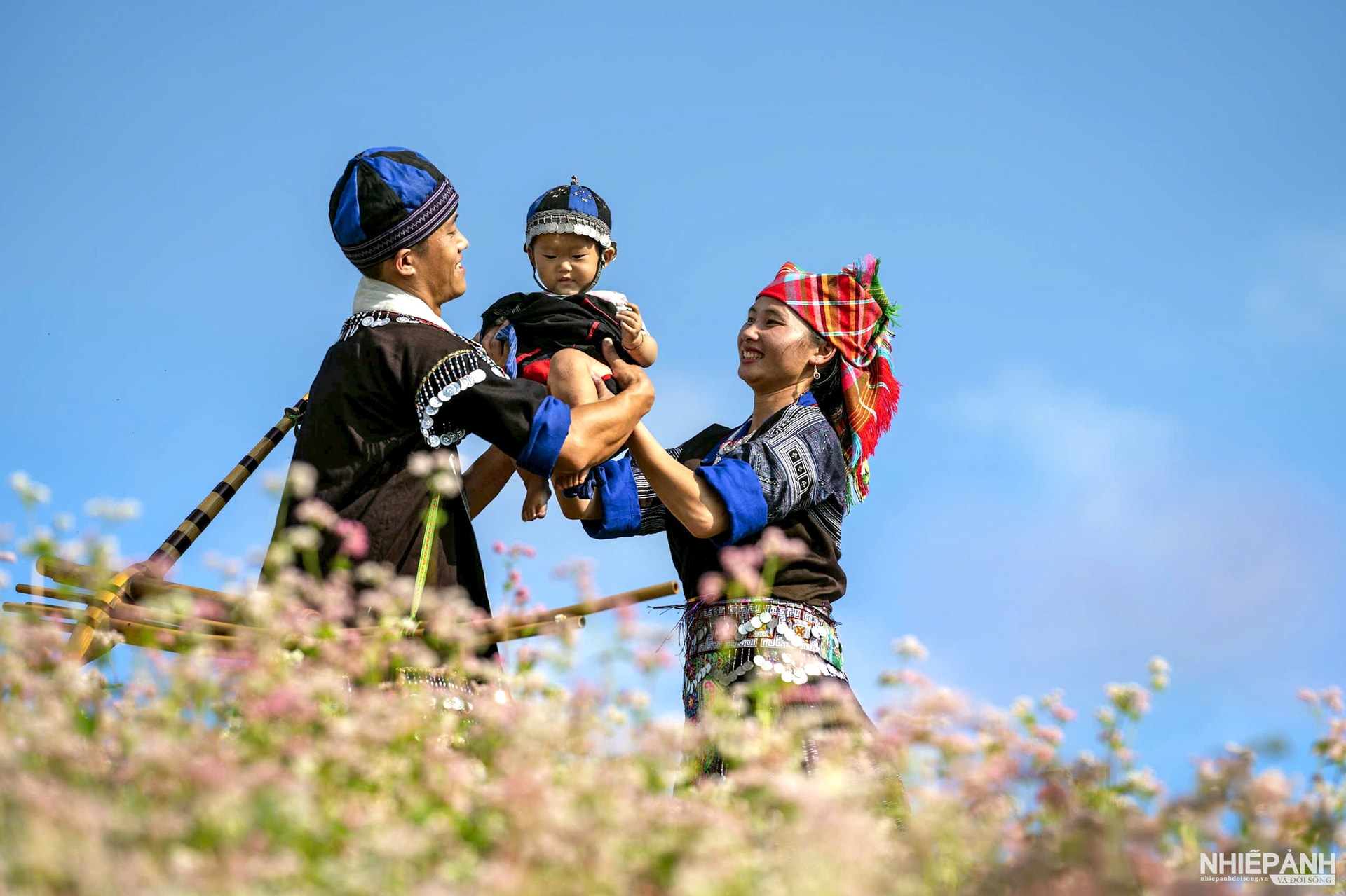 Những khoảnh khắc ấm áp về gia đình Việt trong sách ảnh “Gia đình kết nối yêu thương”