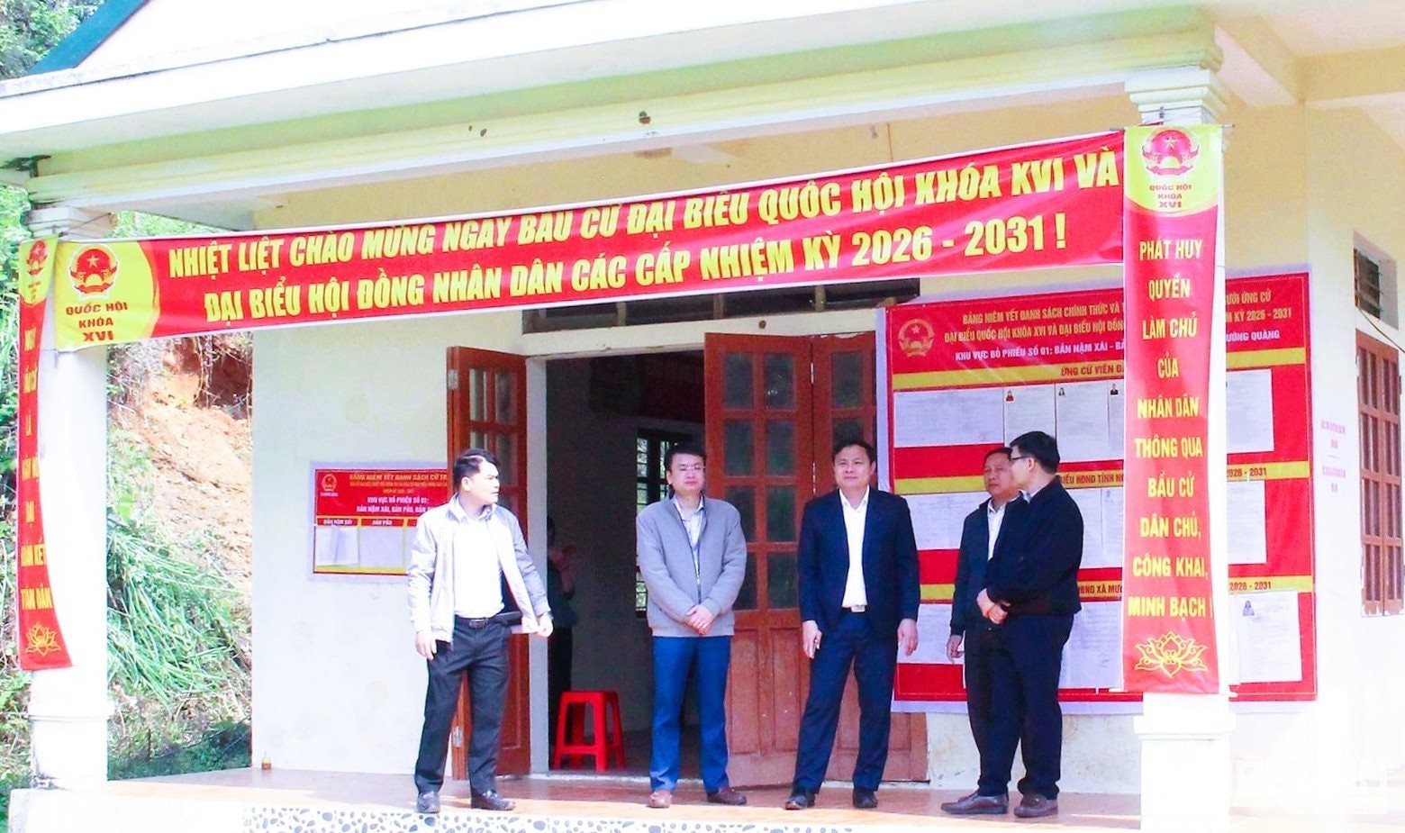 W_doan-cong-tac-kiem-tra-cong-tac-thong-tin-tuyen-truyen-tai-diem-bau-cu-som-ban-nam-xai-xa-muong-quang.-anh-mai-hoa..jpg