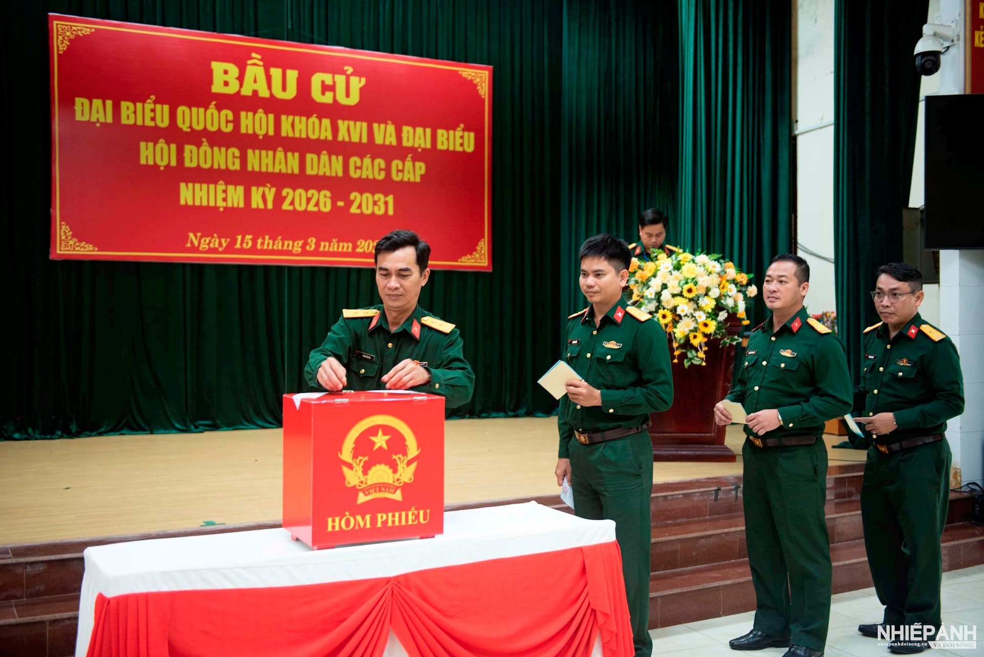 W_7.-cac-cu-tri-don-vi-bau-cu-quan-doi-tinh-quang-ngai-thuc-hien-quyen-cong-dan-bau-cu-quoc-hoi-hdnd-cac-cap-nhiem-ky-2026-2031.jpg