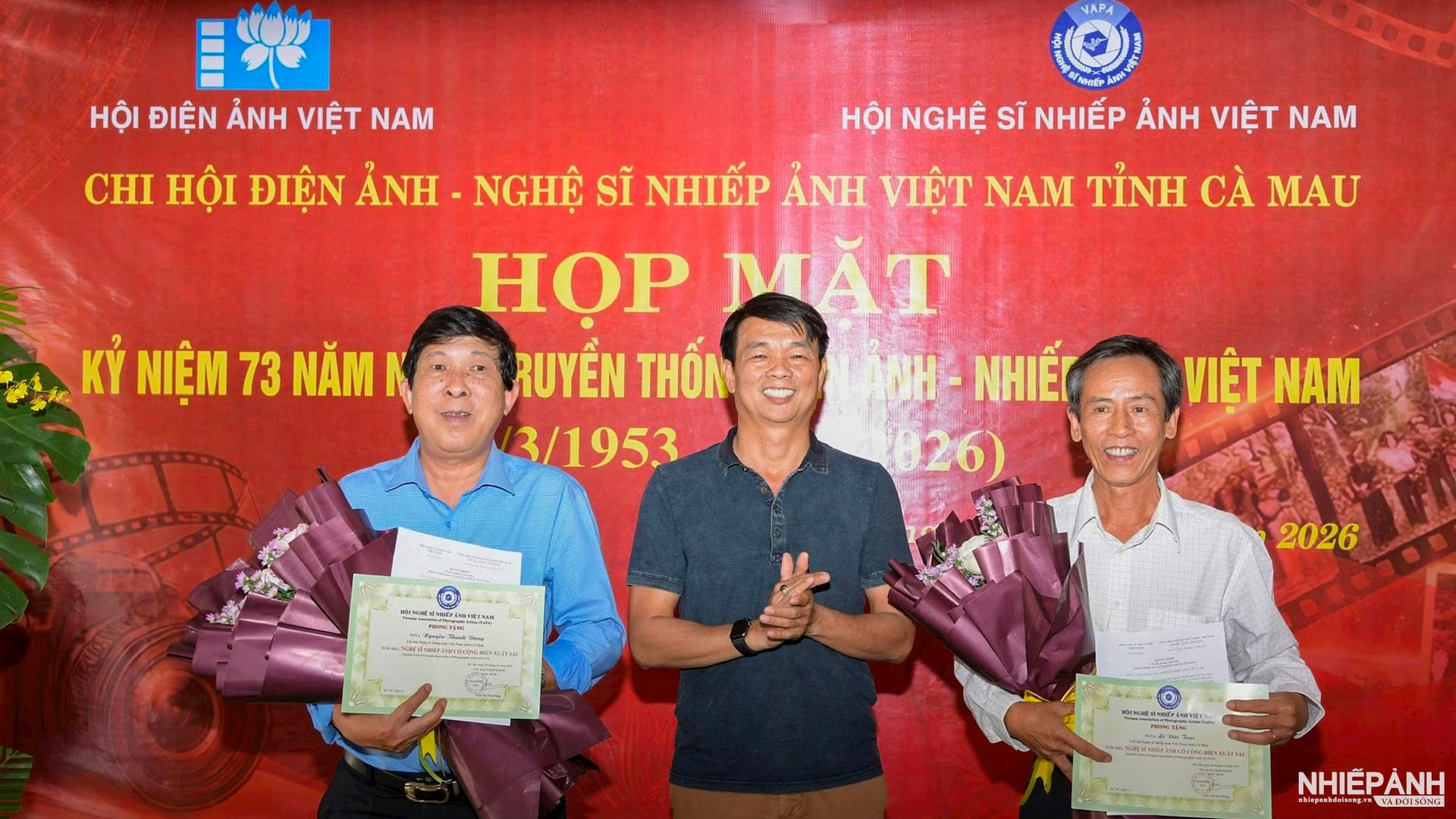 W_pho-truong-ban-tuyen-giao-va-dan-van-nguyen-nam-phong-trao-tuot-hieu-nghe-si-nhiep-anh-co-cong-hien-xuat-sac-cho-nsna-nguyen-thanh-dung-va-nghe-si-nhiep-anh-le-duc-toai.jpg