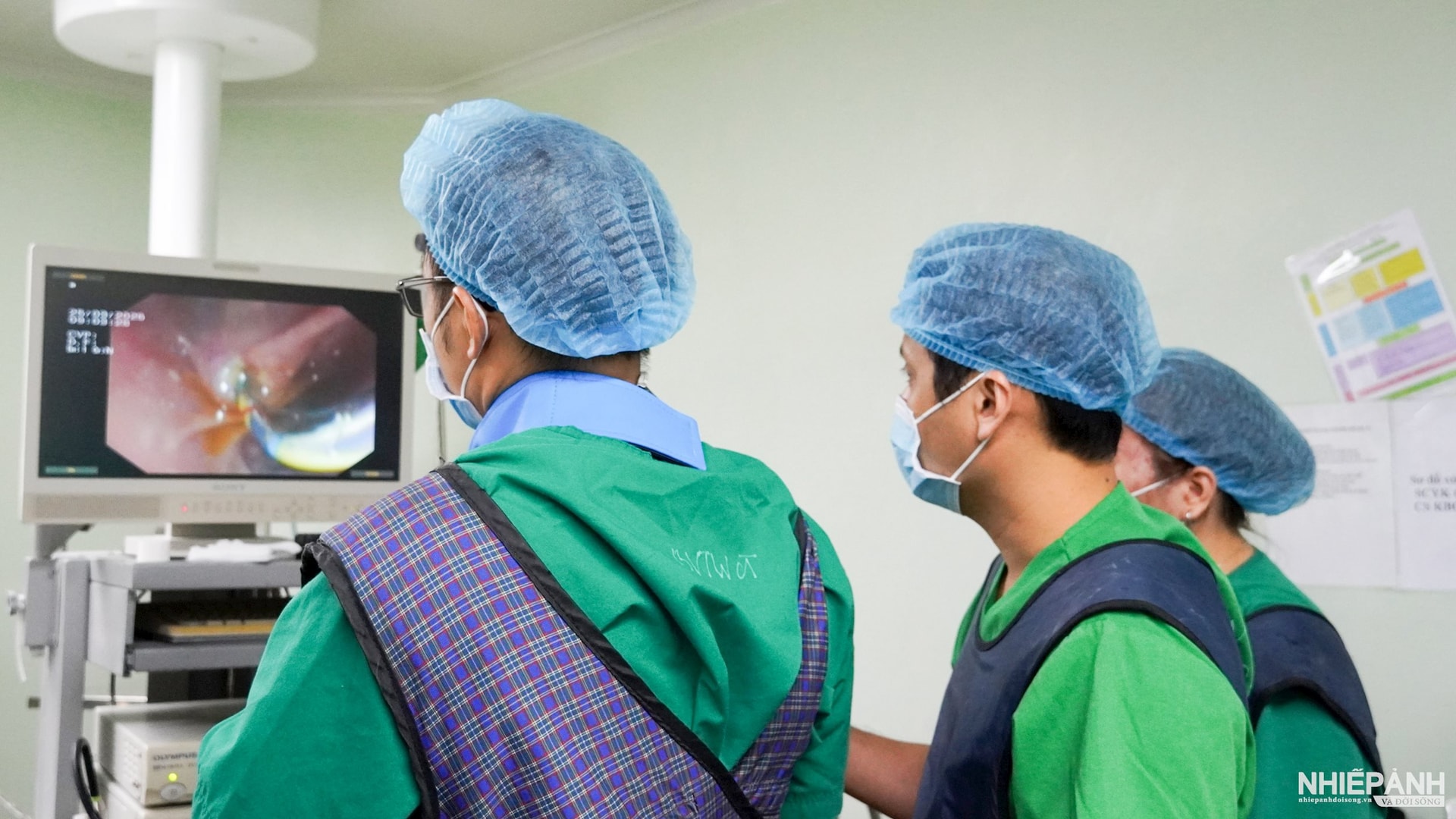 W_e-kip-tien-hanh-phau-thuat-noi-soi-cho-benh-nhan.jpg