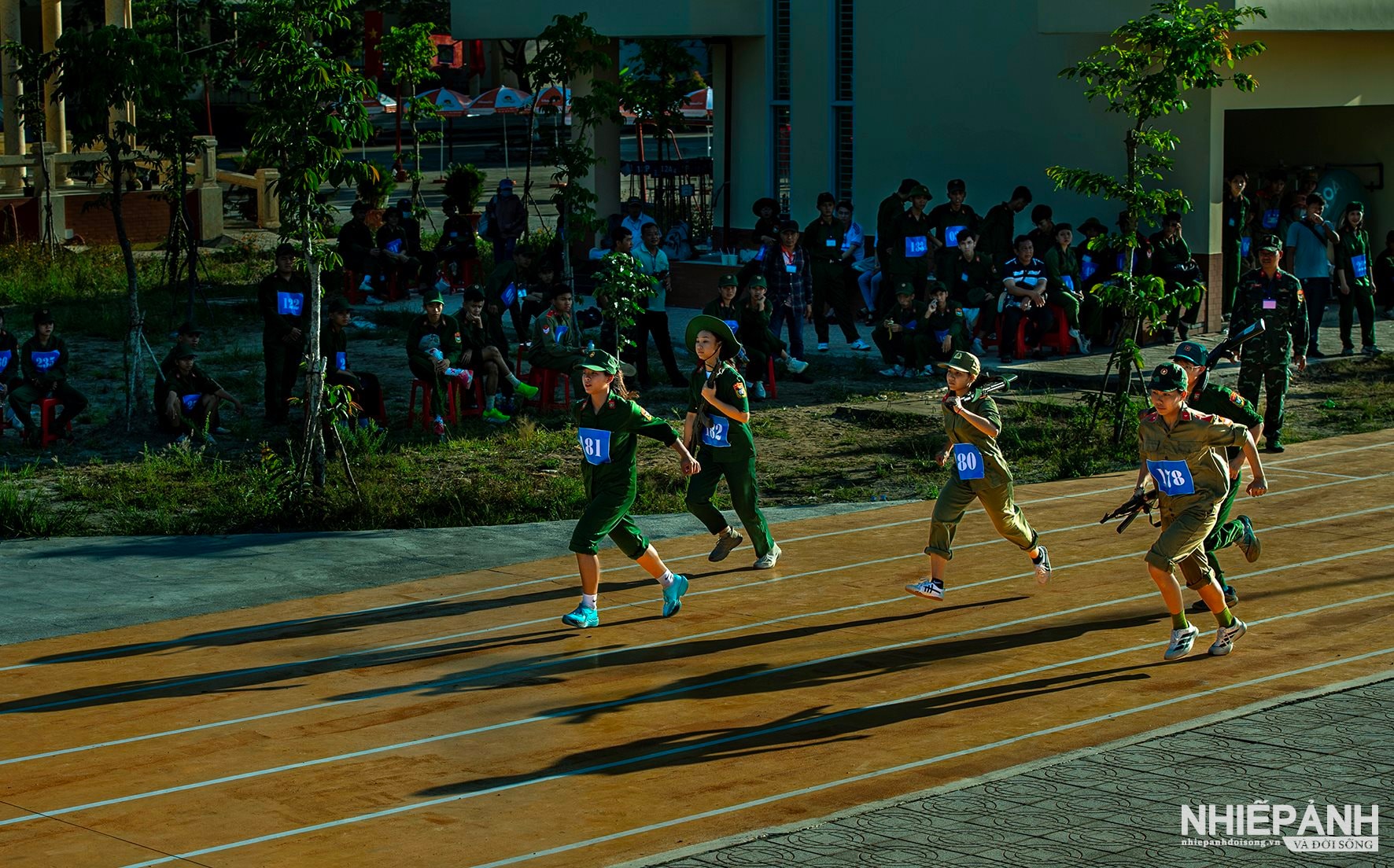 W_chay-vu-trang-800m-khoi-12-co-vac-sung-tieu-lien-ak.jpg