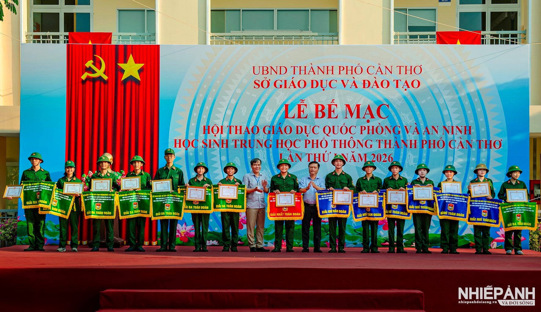 W_ong-nguyen-van-hien-pho-giam-doc-so-giao-duc-va-dao-tao-tp-can-tho-pho-truong-ban-thuong-truc-ban-to-chuc-hoi-thao-va-ong-nguyen-phuc-tang-pho-giam-doc-so-giao-duc-va-dao-tao-trao-giai-nhat-nhi-ba(1).jpg