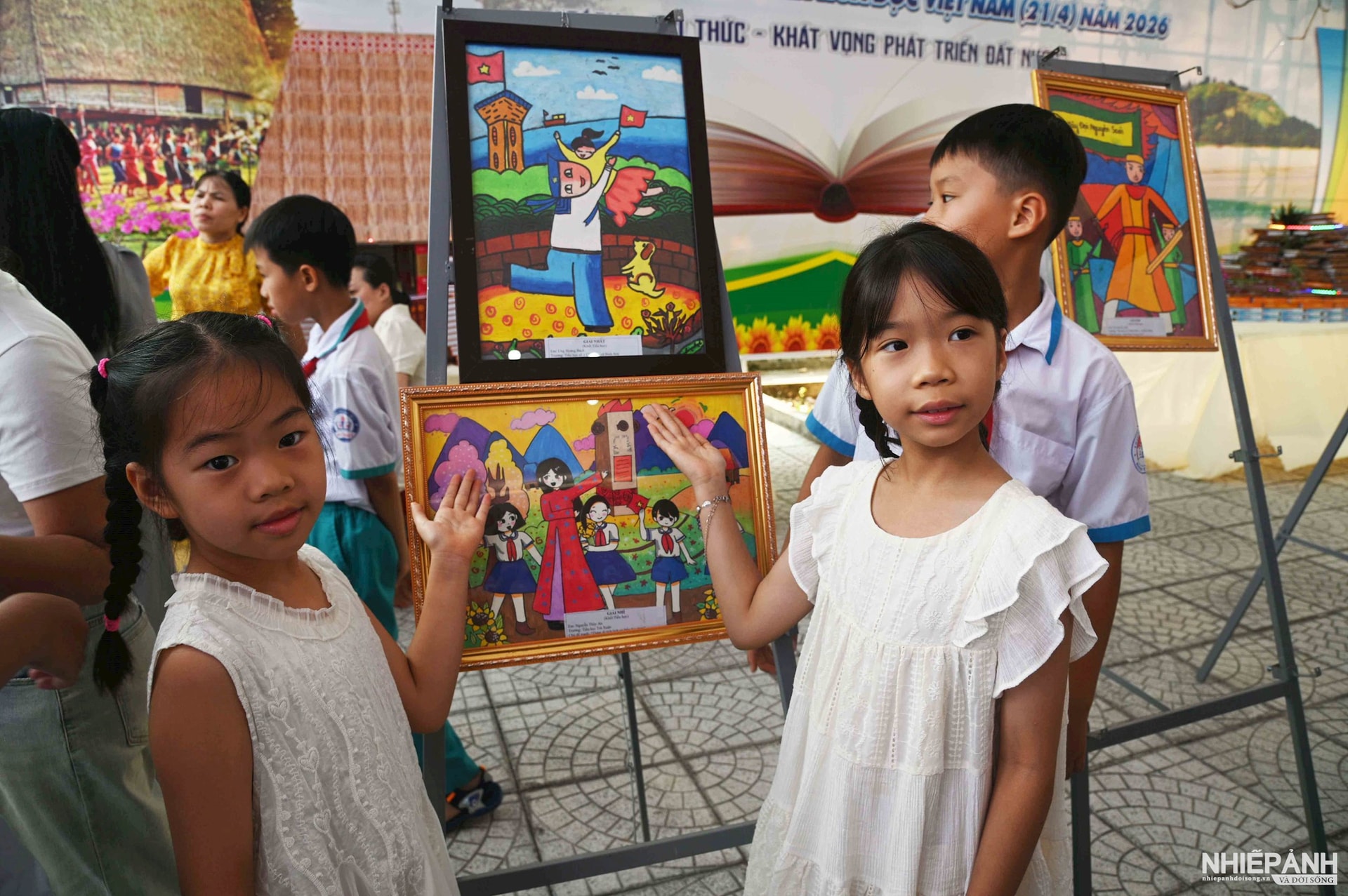 W_dsc_3018.-cac-em-hoc-sinh-tieu-hoc-ben-buc-tranh-doat-giai-nhat-nhi-cuoc-thi.jpg