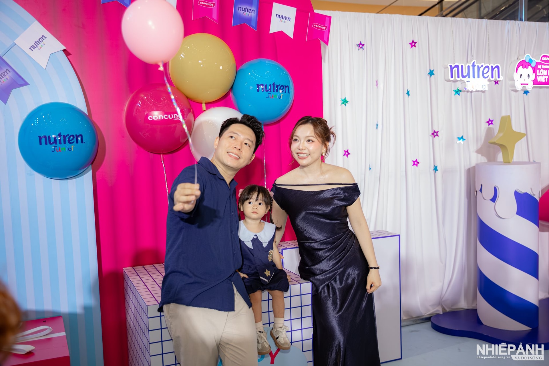 W_gia-dinh-kol-trinh-pham-chup-hinh-cung-photobooth-tai-su-kien-copy.jpg