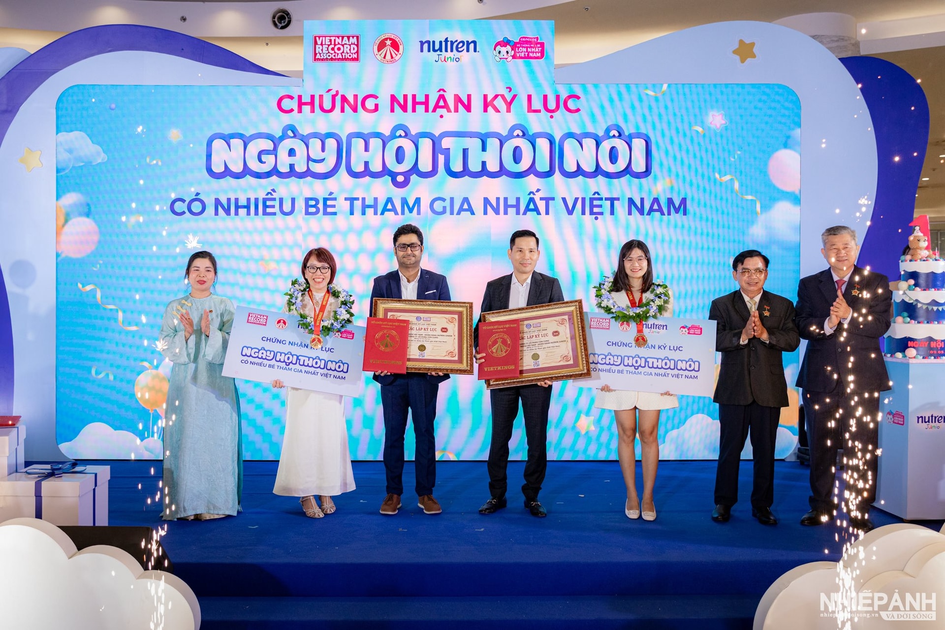 W_to-chuc-ky-luc-viet-nam-vietkings-da-trao-chung-nhan-xac-lap-ngay-hoi-thoi-noi-co-so-luong-tre-tham-du-lon-nhat-tai-viet-nam-la-680-em-be-tham-gia-cho-nestle-va-con-cung.jpg