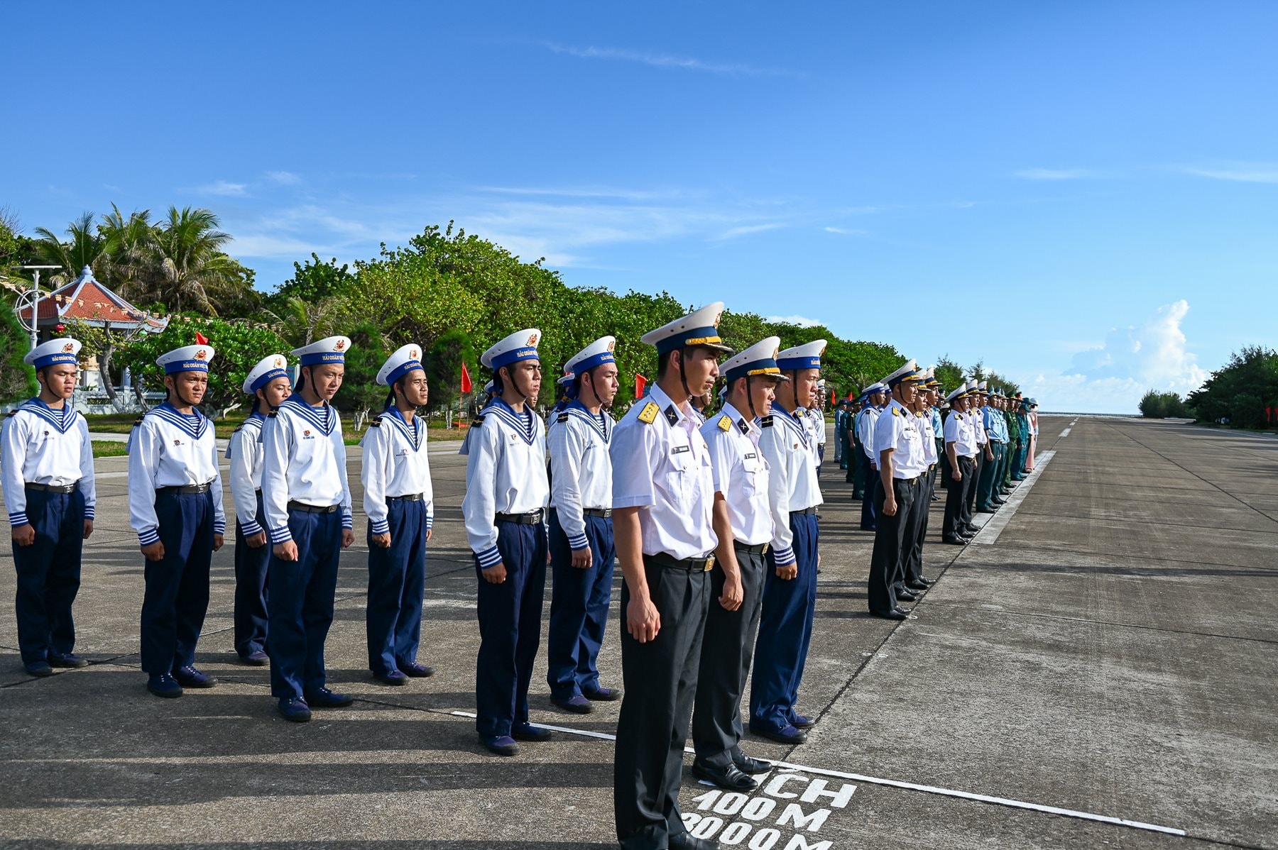 Thiêng liêng Lễ chào cờ và duyệt đội ngũ trên đảo Trường Sa - 9