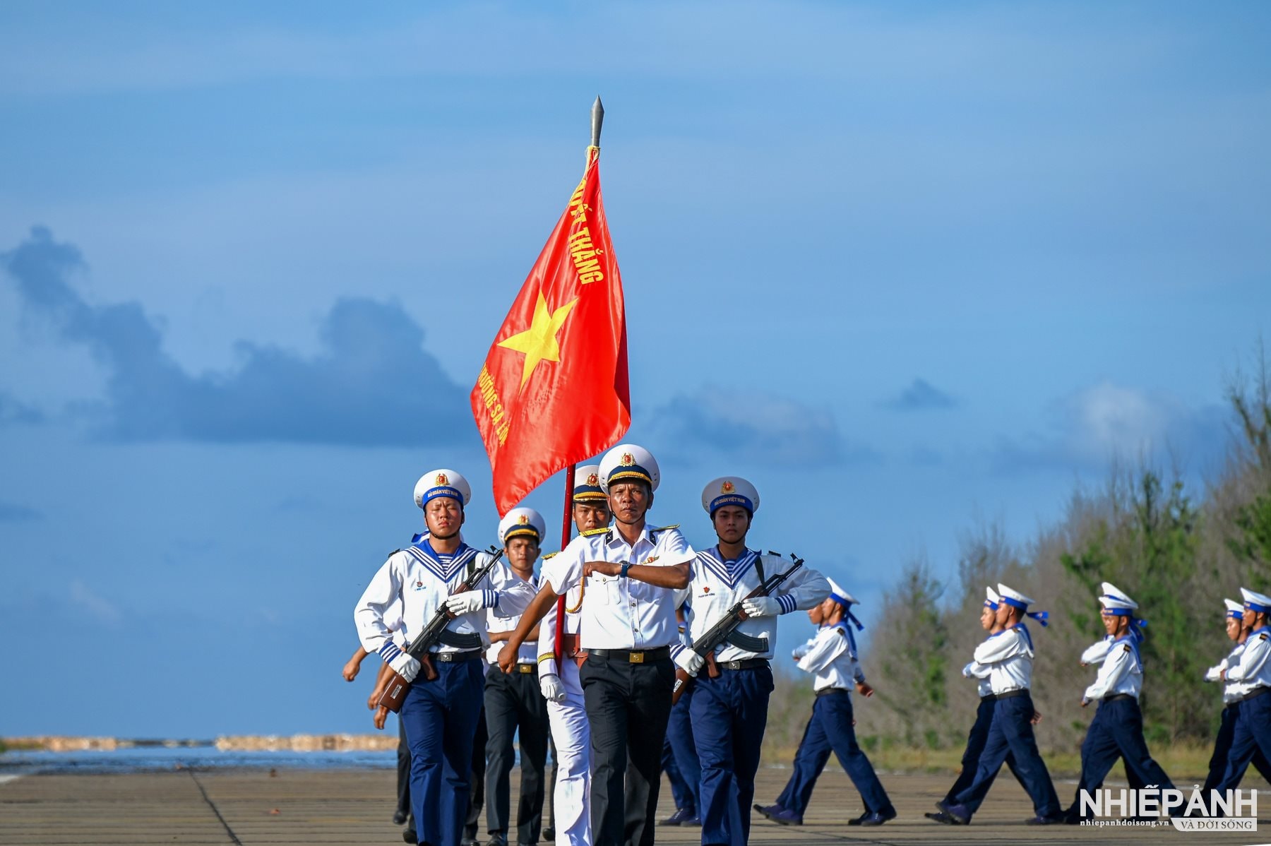 Thiêng liêng Lễ chào cờ và duyệt đội ngũ trên đảo Trường Sa - 12