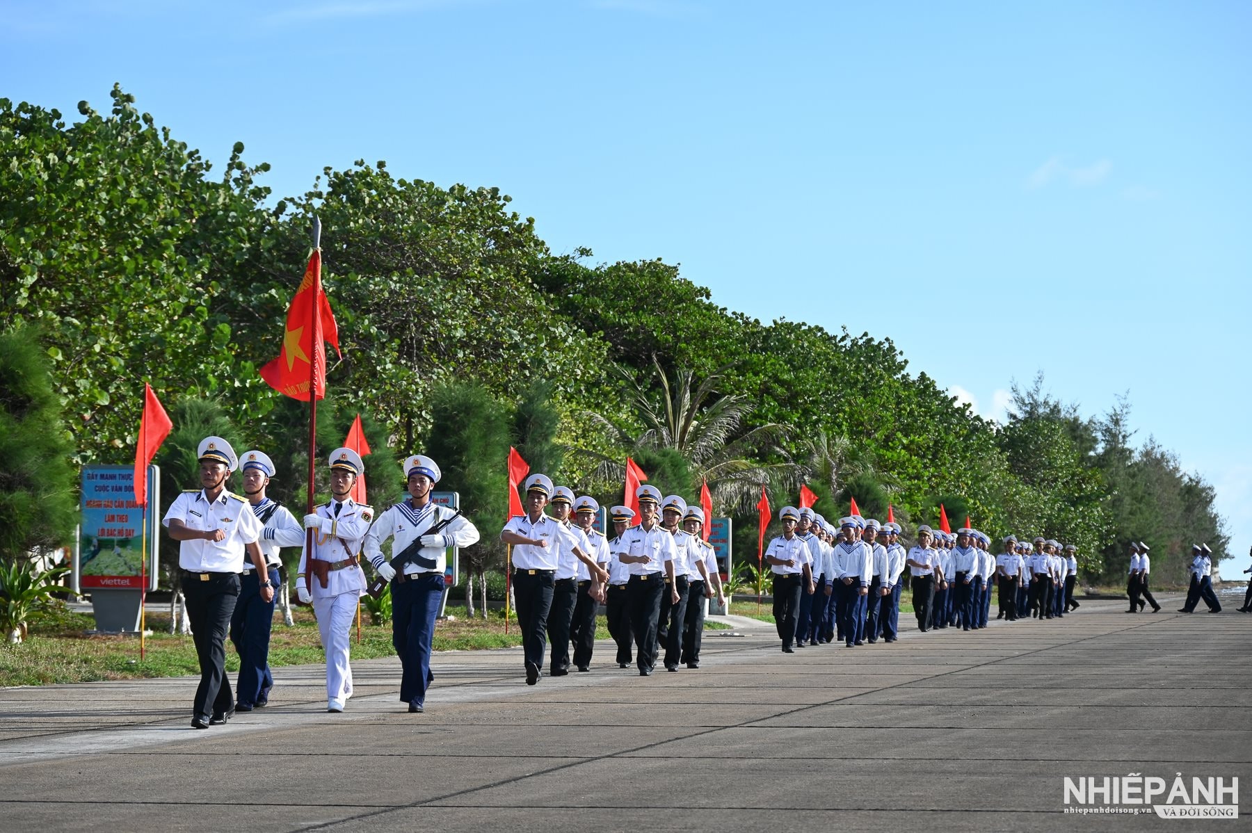 Thiêng liêng Lễ chào cờ và duyệt đội ngũ trên đảo Trường Sa - 13