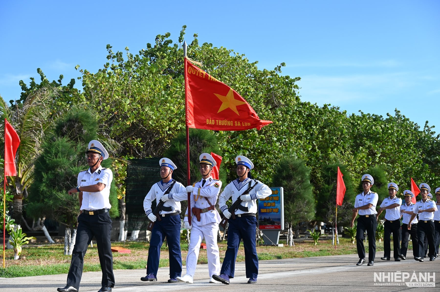 Thiêng liêng Lễ chào cờ và duyệt đội ngũ trên đảo Trường Sa - 14