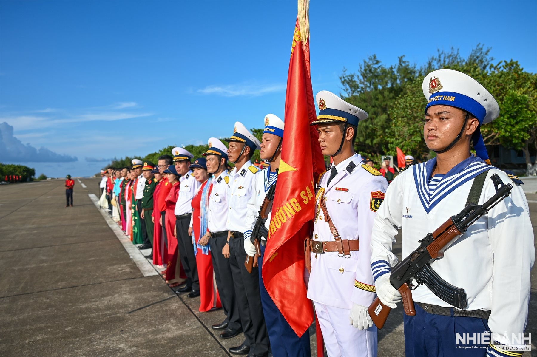 Thiêng liêng Lễ chào cờ và duyệt đội ngũ trên đảo Trường Sa - 6