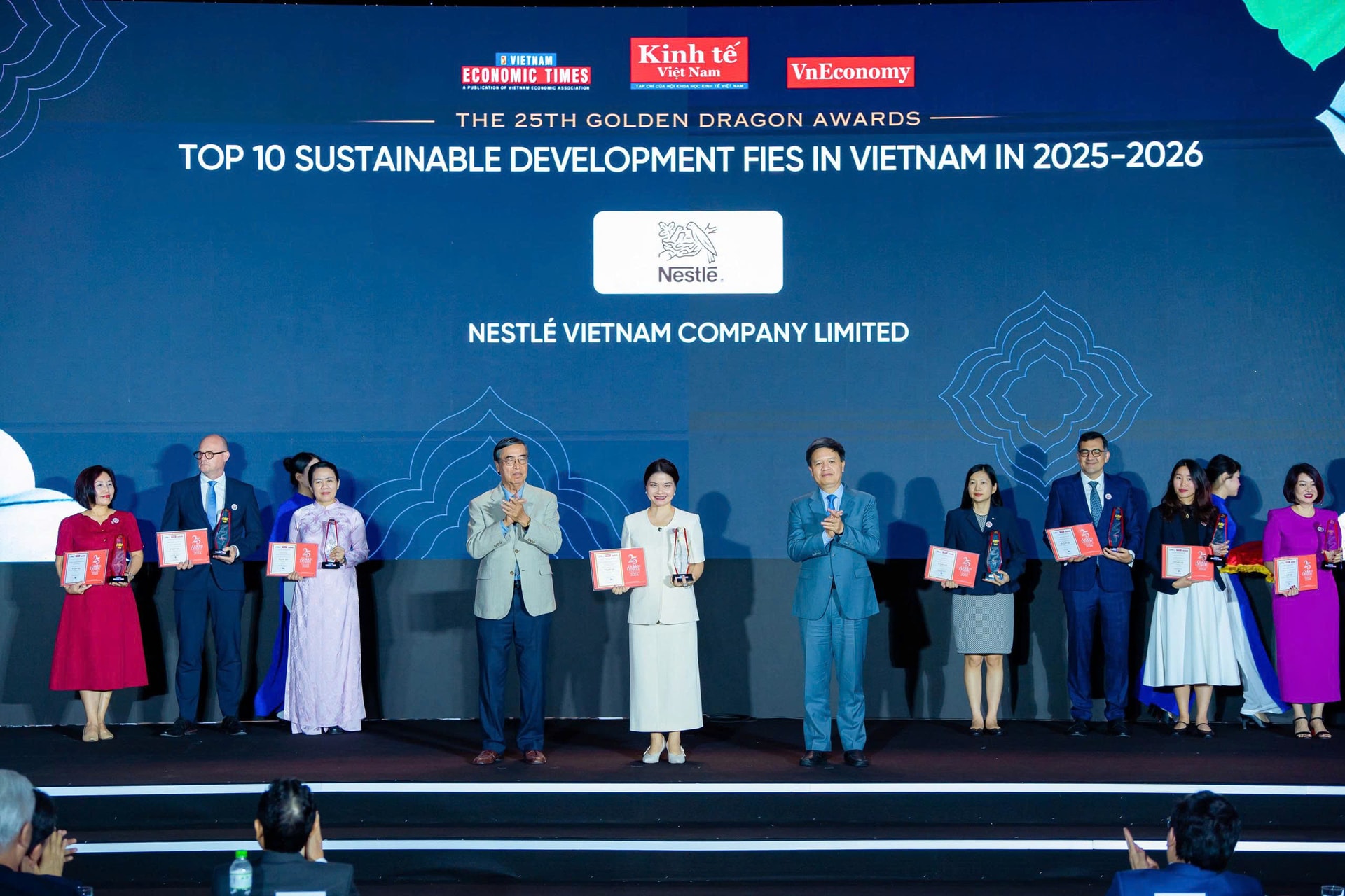 nestle-viet-nam-duoc-vinh-danh-_top-10-doanh-nghiep-fdi-phat-trien-ben-vung_-tai-hang-muc-phat-trien-chuoi-gia-tri-nong-nghiep-ben-vung-tai-le-trao-giai-rong-vang-2026(2).jpeg