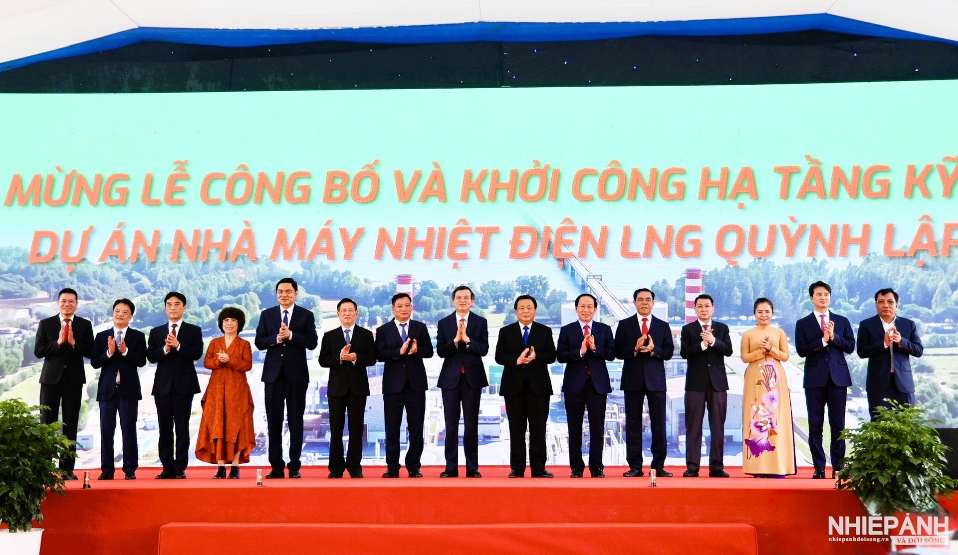 W_cac-dai-bieu-tai-le-cong-bo-va-khoi-cong-ha-tang-ky-thuat-du-an-nha-may-nhiet-dien-lng-quynh-lap.jpg