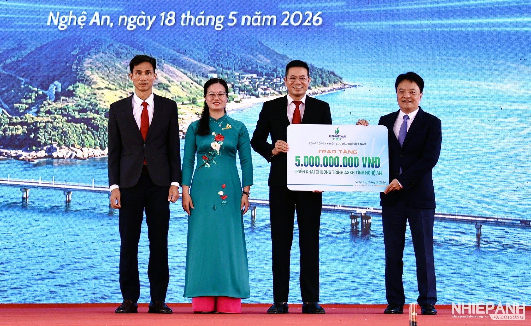 W_tong-cong-ty-dien-luc-dau-khi-viet-nam-trao-phan-qua-an-tri-gia-5-ty-dong-tang-tinh-nghe-an-trien-khai-chuong-trinh-an-sinh-xa-hoi.jpg