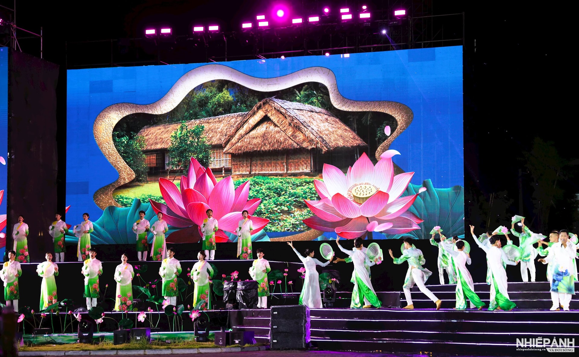 W_5-chuong-trinh-nghe-thuat-dac-sac-gom-3-chuong.-chuong-1-sen-no-dat-que-chuong-2-dau-chan-thoi-dai-chuong-3-huong-sac-truong-ton..jpg