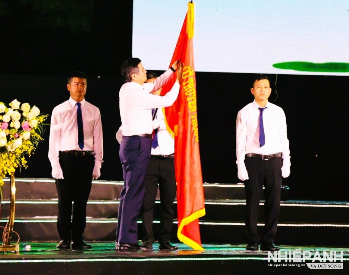 W_dong-chi-doan-minh-huan-uy-vien-bo-chinh-tri-giam-doc-hoc-vien-chinh-tri-quoc-gia-ho-chi-minh-trao-huan-chuong-lao-dong-hang-nhat-cho-khu-di-tich-kim-lien.jpg