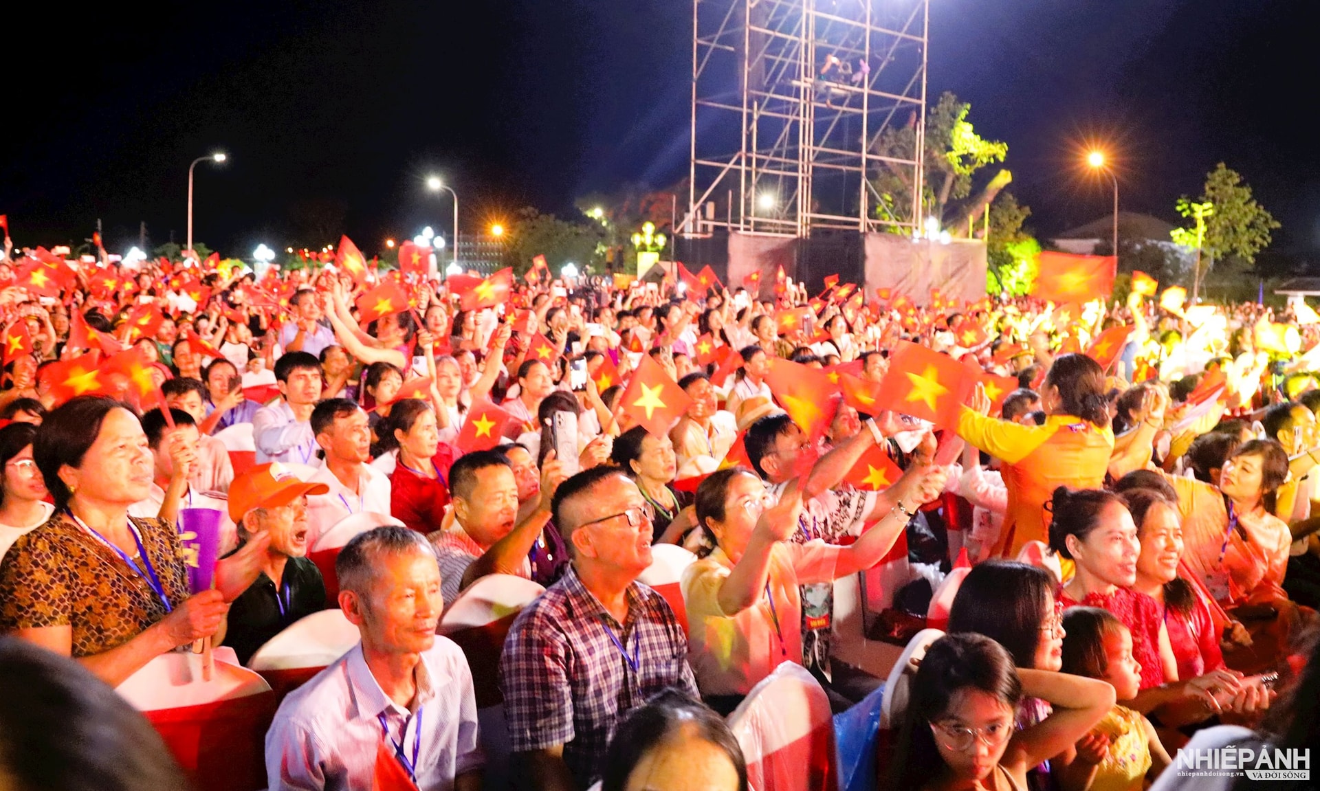 W_dong-dao-nguoi-dan-va-du-khach-ve-du-le.jpg
