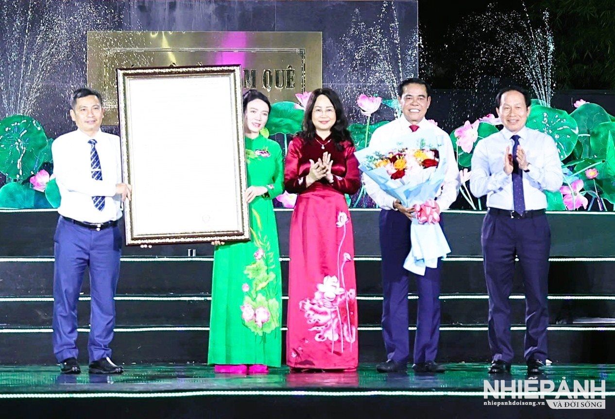 W_pho-thu-tuong-le-tien-chau-va-bo-truong-bo-van-hoa-the-thao-va-du-lich-lam-thi-phuong-thanh-trao-quyet-dinh-cong-nhan-khu-du-lich-quoc-gia-kim-lien-tang-hoa-chuc-mung-tinh-nghe-an.jpg