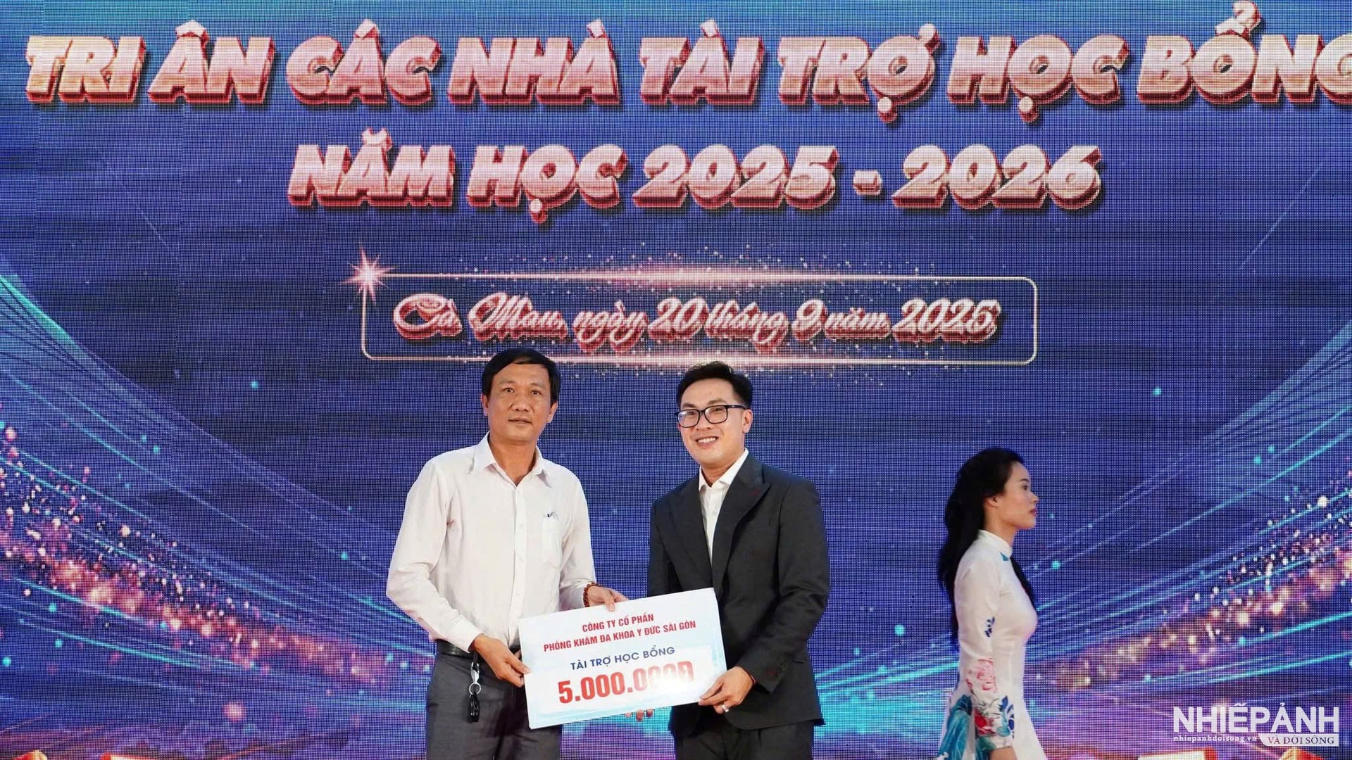 W_anh-1-bac-si-ckii-la-van-khoa-giam-doc-pkdk-y-duc-sai-gon-tai-tro-hoc-bong-cho-dai-dien-phan-hieu-truong-dai-hoc-binh-duong-tai-ca-mau.jpg
