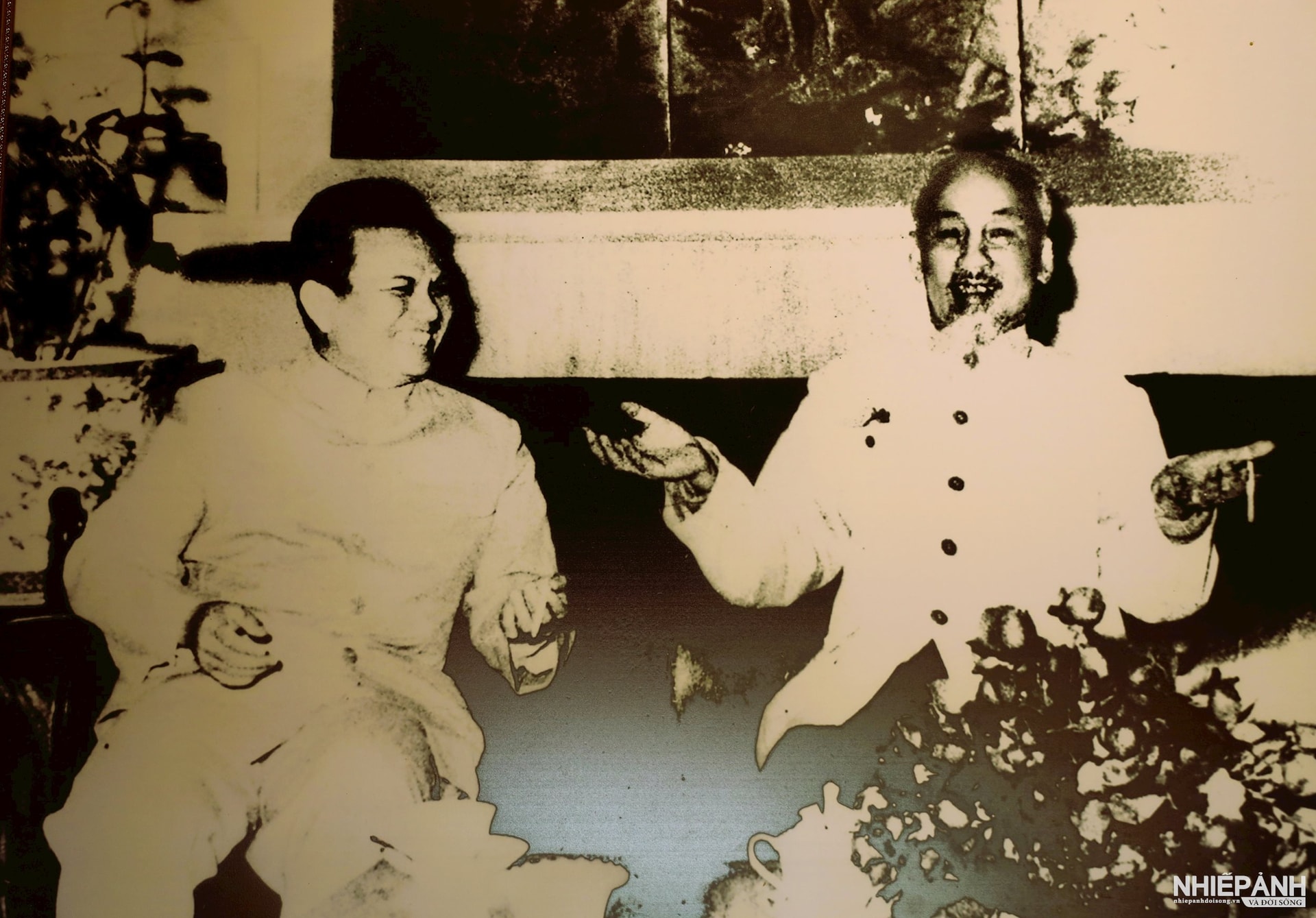 W_11.chu-tich-ho-chi-minh-tiep-noi-chuyen-than-mat-voi-dc-cay-xon-phomvi-han-truong-doan-dai-bieu-dang-va-mat-tran-lao-yeu-nuoc-sang-tham-huu-nghi-nuoc-vndc-cong-hoa-ha-noi-1966..jpg