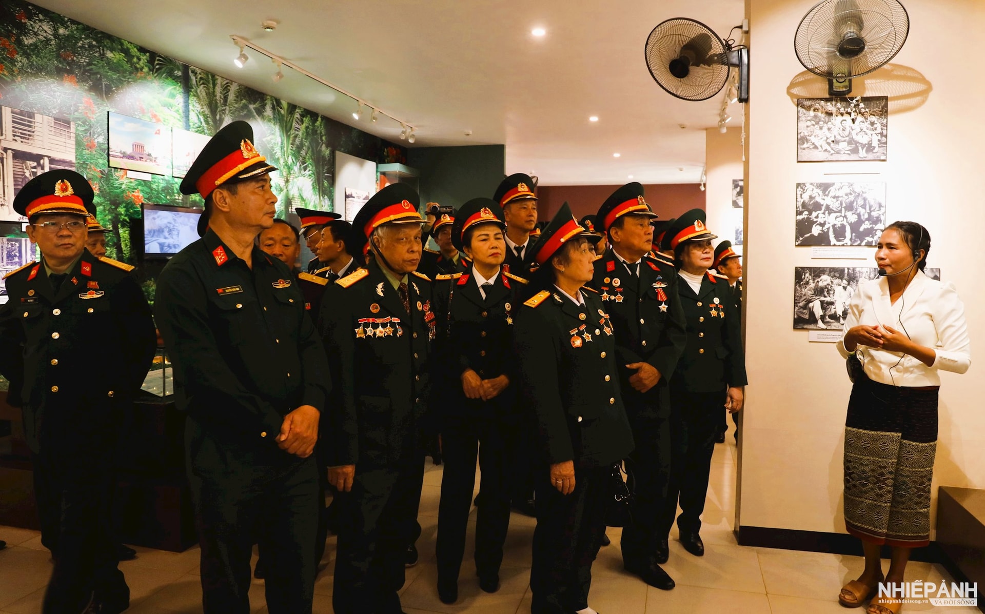 W_25-doan-ccb-quan-tinh-nguyen-viet-nam-tai-lao-tham-phong-trung-bay-tai-nha-luu-niem-chu-tich-ho-chi-minh.jpg