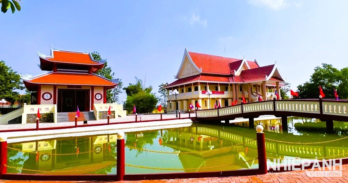 W_2nha-tho-bac-ho-ben-trai-duoc-xay-dung-theo-thiet-ket-va-ban-ve-cua-viet-nam.-nhin-tu-xa-nha-tho-co-kien-truc-dang-co-2-tang-mai-dao-mai-dan-ngoi.-bac-cap-lan-can-san-duoc-trang-tri.jpg