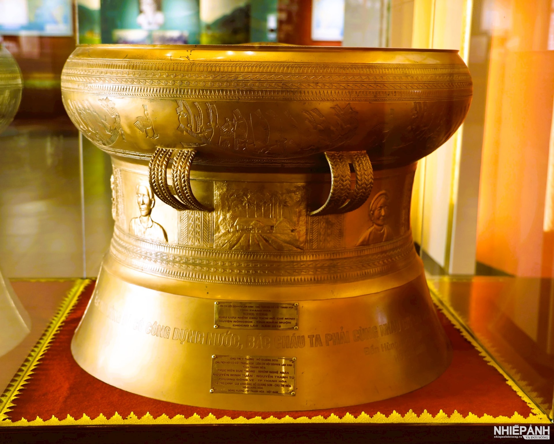 W_8.trong-dong-di-san-van-hoa-va-nghe-thuat-truyen-thong-viet-nam-duoc-dat-o-vi-tri-trang-trong-tai-nha-luu-niem.jpg