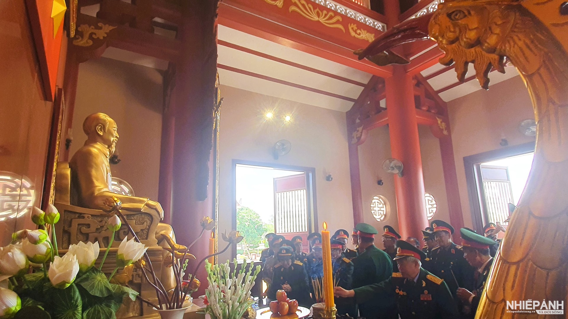 W_doan-ccb-quan-tinh-nguyen-viet-nam-dang-huong-tai-den-tho-bac-ho.jpg