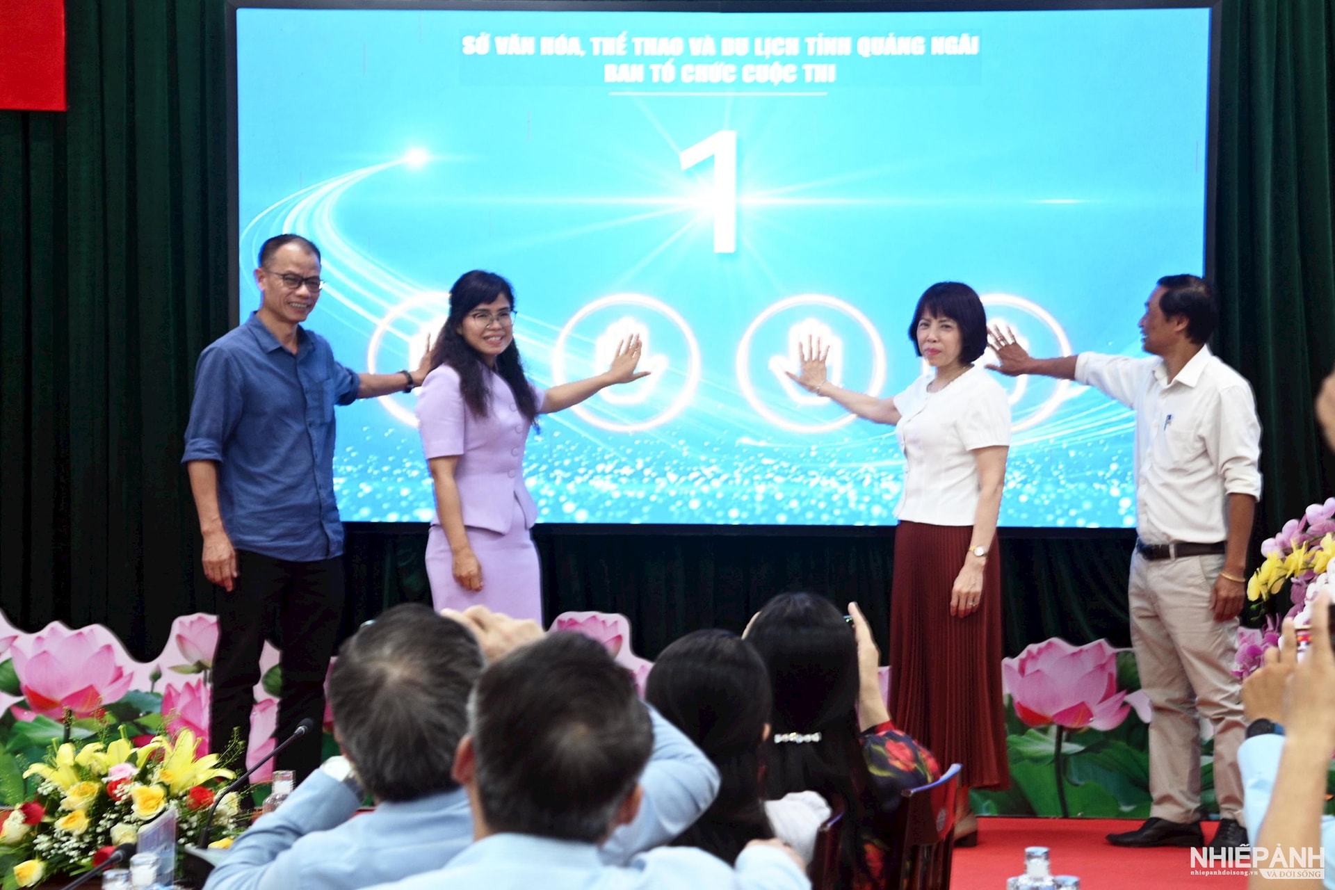 W_dsc_4502a.-ban-to-chuc-cuoc-thi-nhan-nut-phat-dong-cuoc-thi-anh.jpg