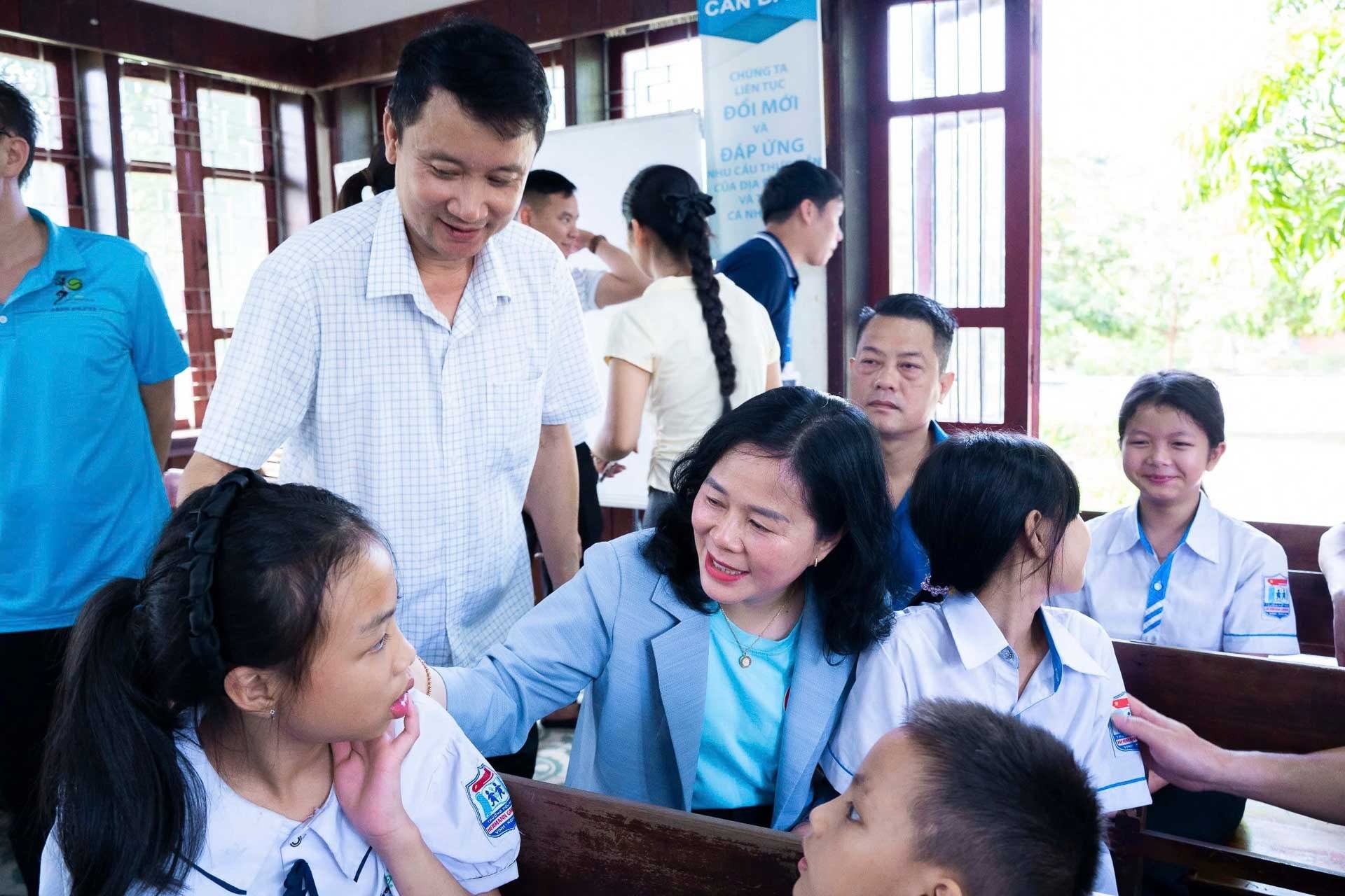 dong-chi-le-thi-hoai-chung-hoi-tham-cac-chau_1.jpg
