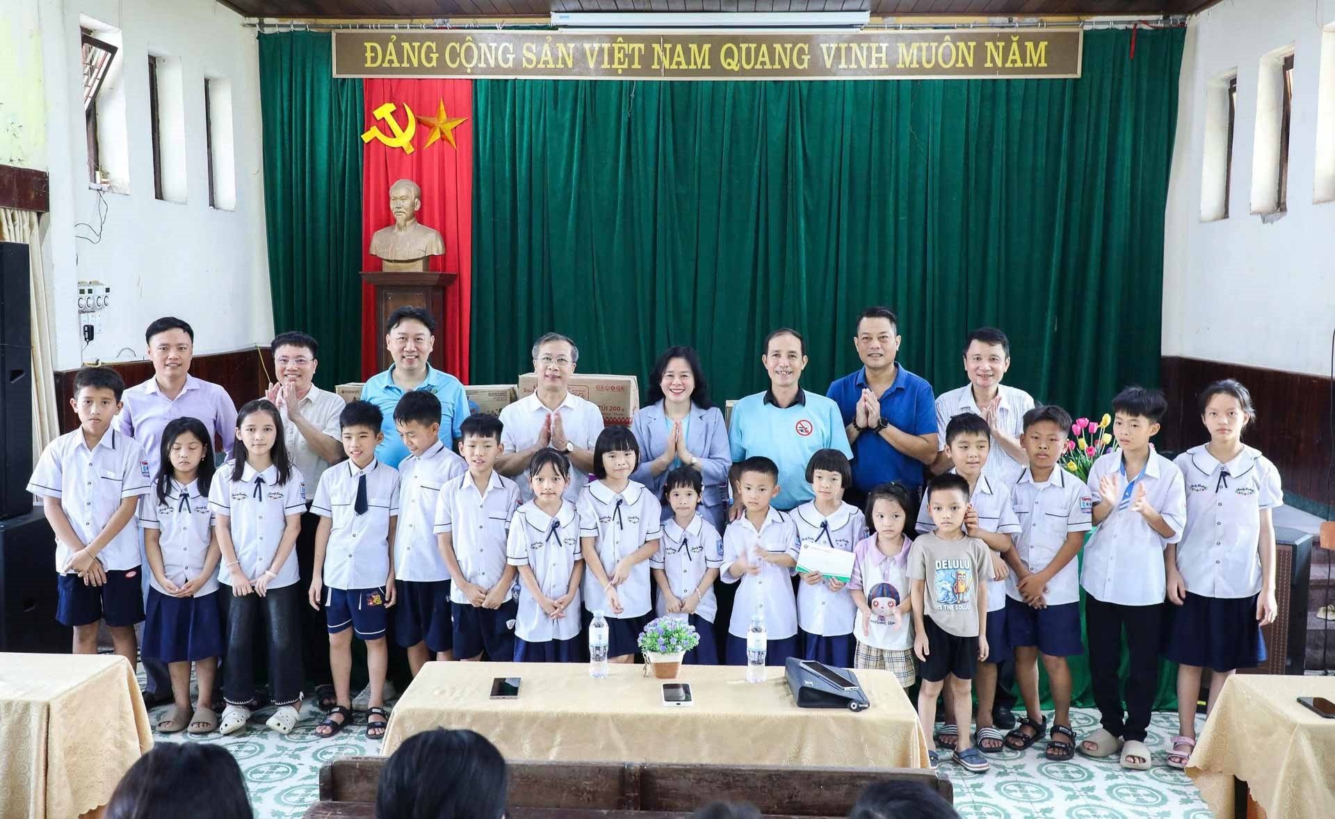 thay-mat-doan-tang-qua-cho-cac-chau_1.jpg