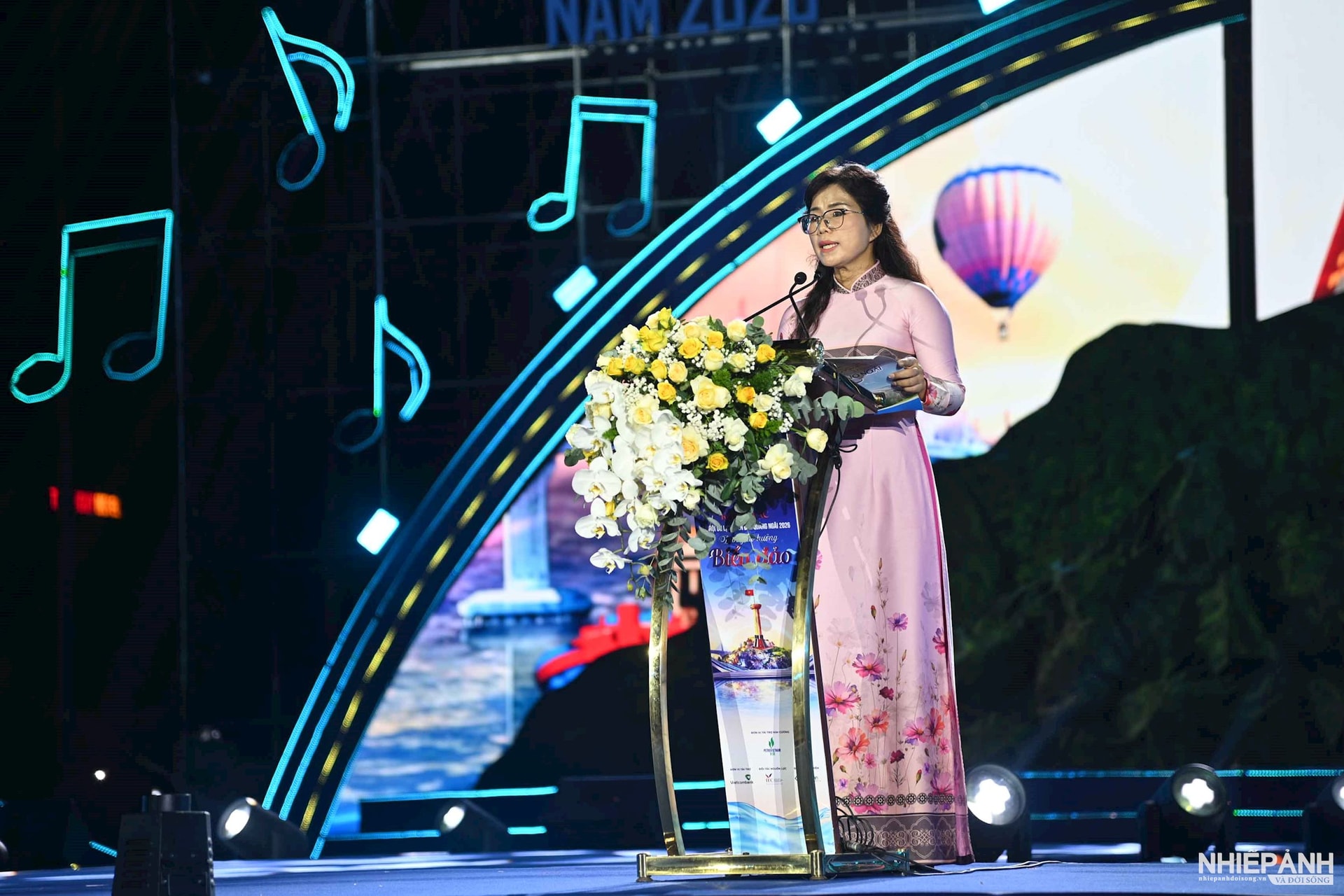 W_13.-ba-pham-thi-trung-giam-doc-so-vh-tt-dl-cong-bo-quyet-dinh-cua-ubnd-tinh.jpg