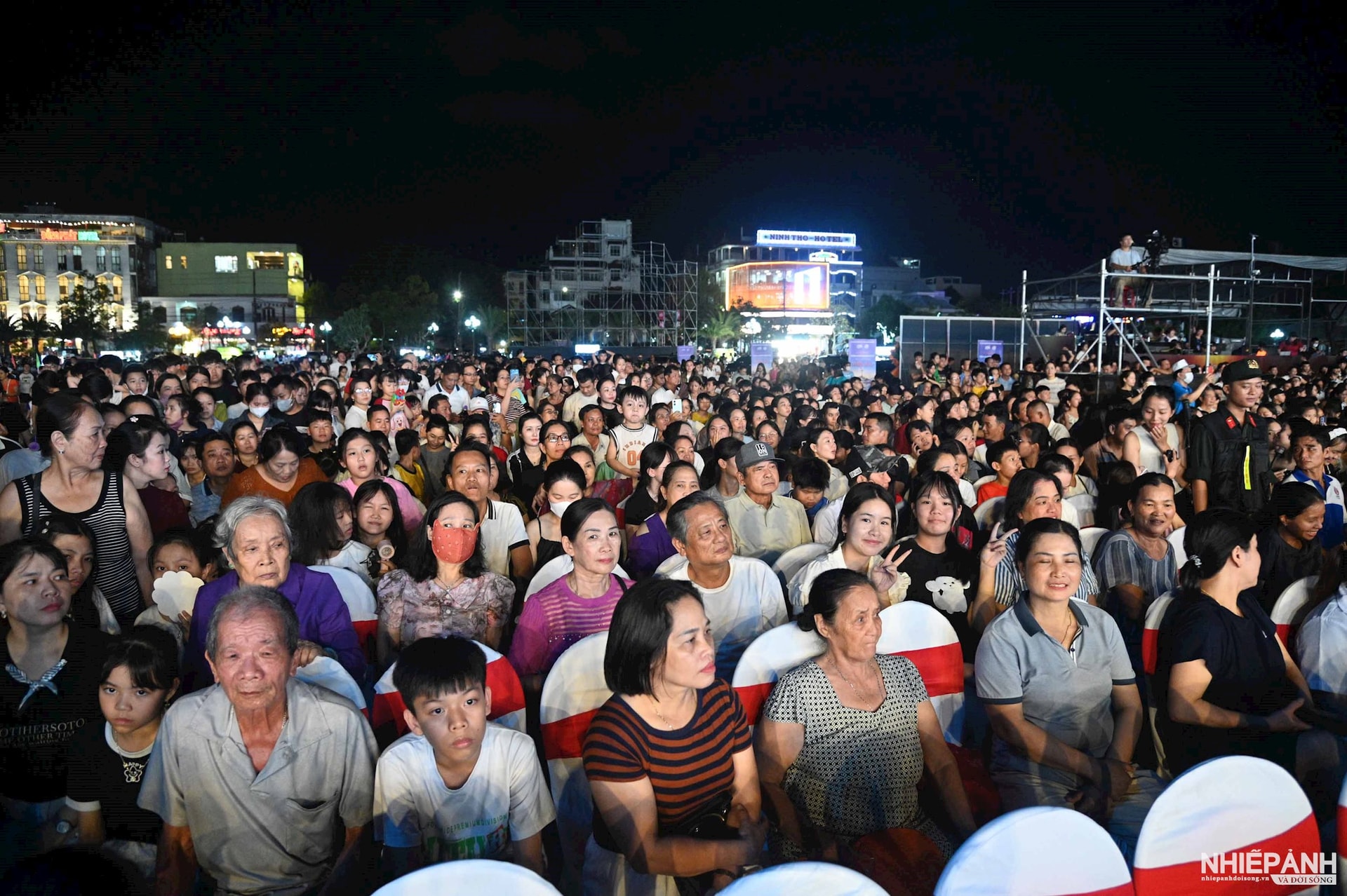 W_5.-dong-dao-nhan-dan-tham-du-le-khai-mac.jpg