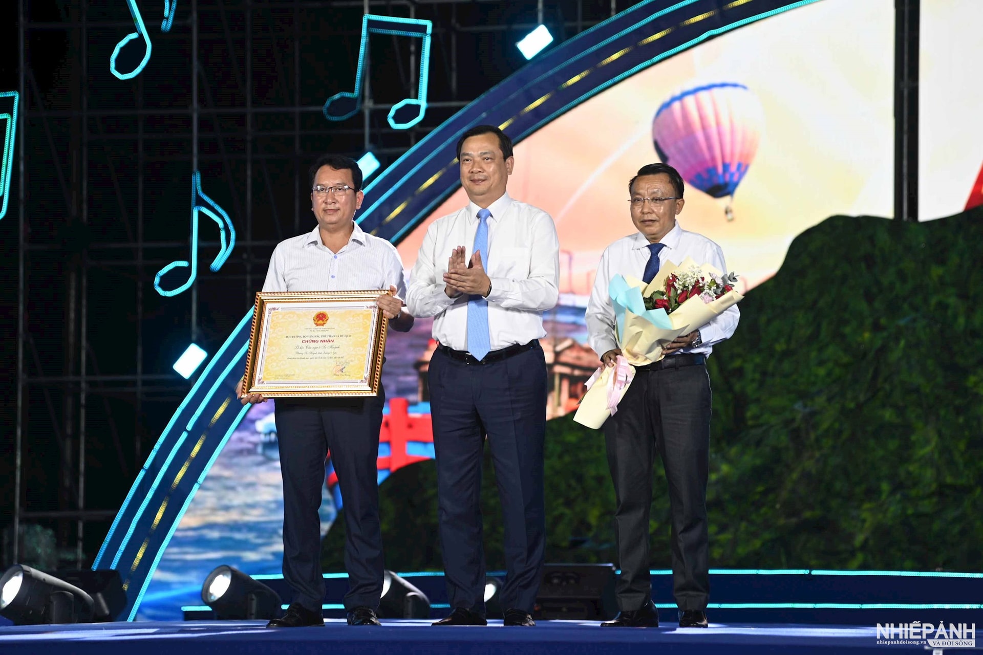 W_6.-ong-nguyen-trung-khanh-cuc-truong-cuc-du-lich-quoc-gia-viet-nam-trao-bang-chung-nhan-cua-bo-vhttdl.jpg