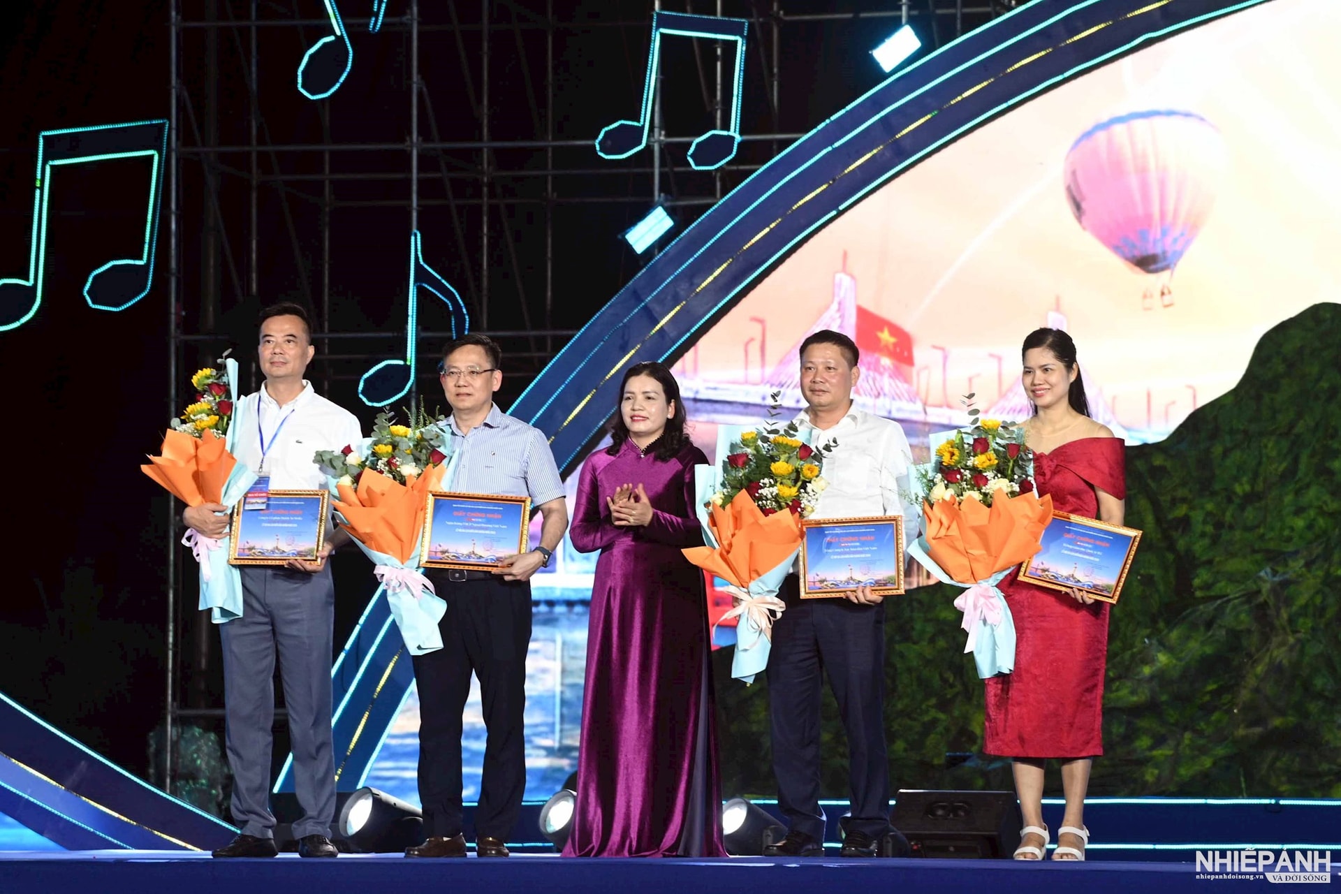 W_7.-ba-y-ngoc-tang-hoa-cho-cac-nha-tai-tro-le-hoi.jpg