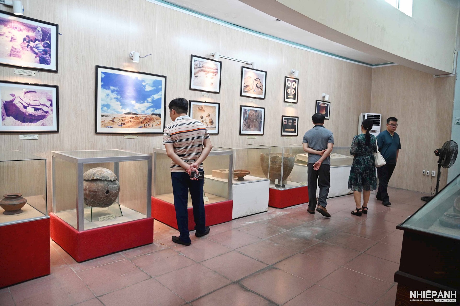 W_dsc_4535.-cac-dai-bieu-xem-hinh-anh-hien-vat-di-san-van-hoa-sa-huynh-trung-bay-tai-bao-tang.jpg