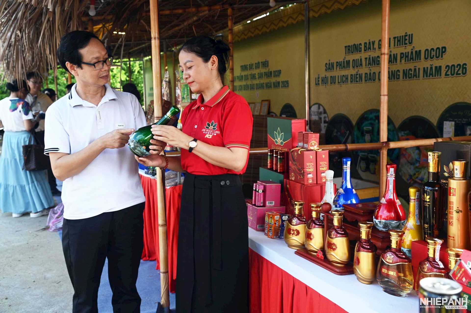 W_dsc_4544.-dai-bieu-xem-mua-san-pham-ruou-sam-ngoc-linh.jpg