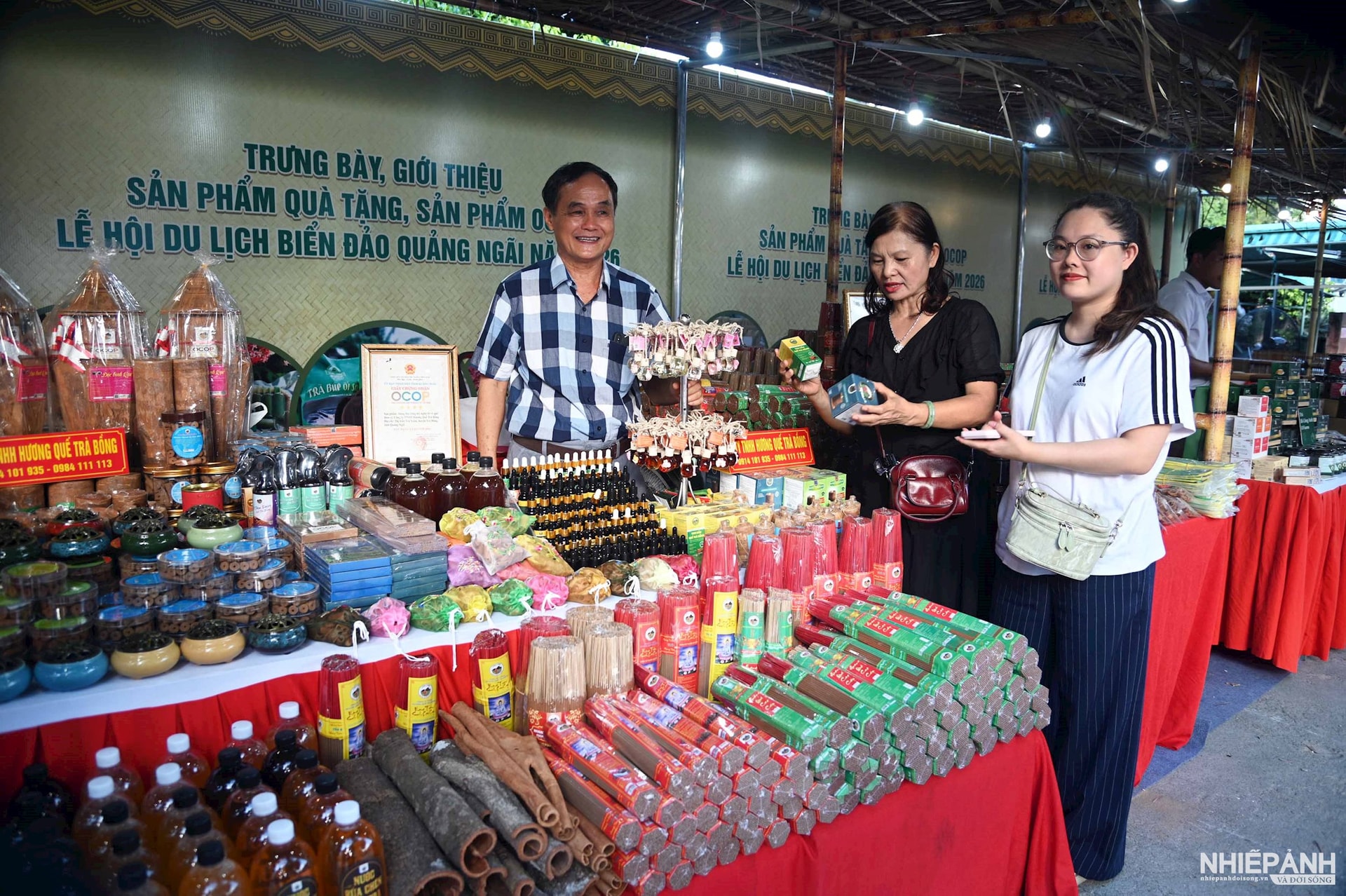 W_dsc_4587.-dai-bieu-va-nhan-dan-mua-san-pham-ocop-cua-cong-ty-huong-que-tra-bong.jpg