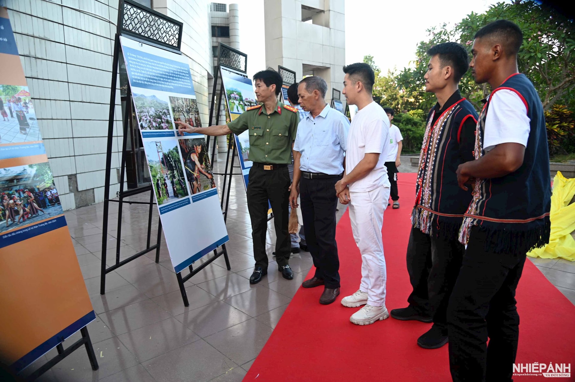 W_dsc_4600.-cac-dai-bieu-xem-hinh-anh-trung-bay.jpg